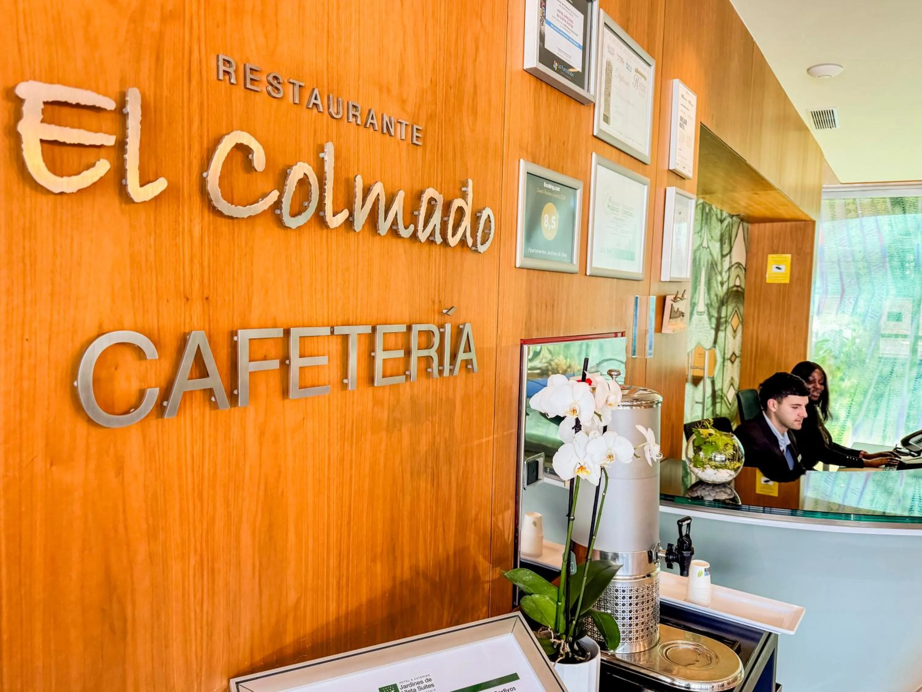 Restaurant/places to eat in Hotel Jardines de Uleta Suites