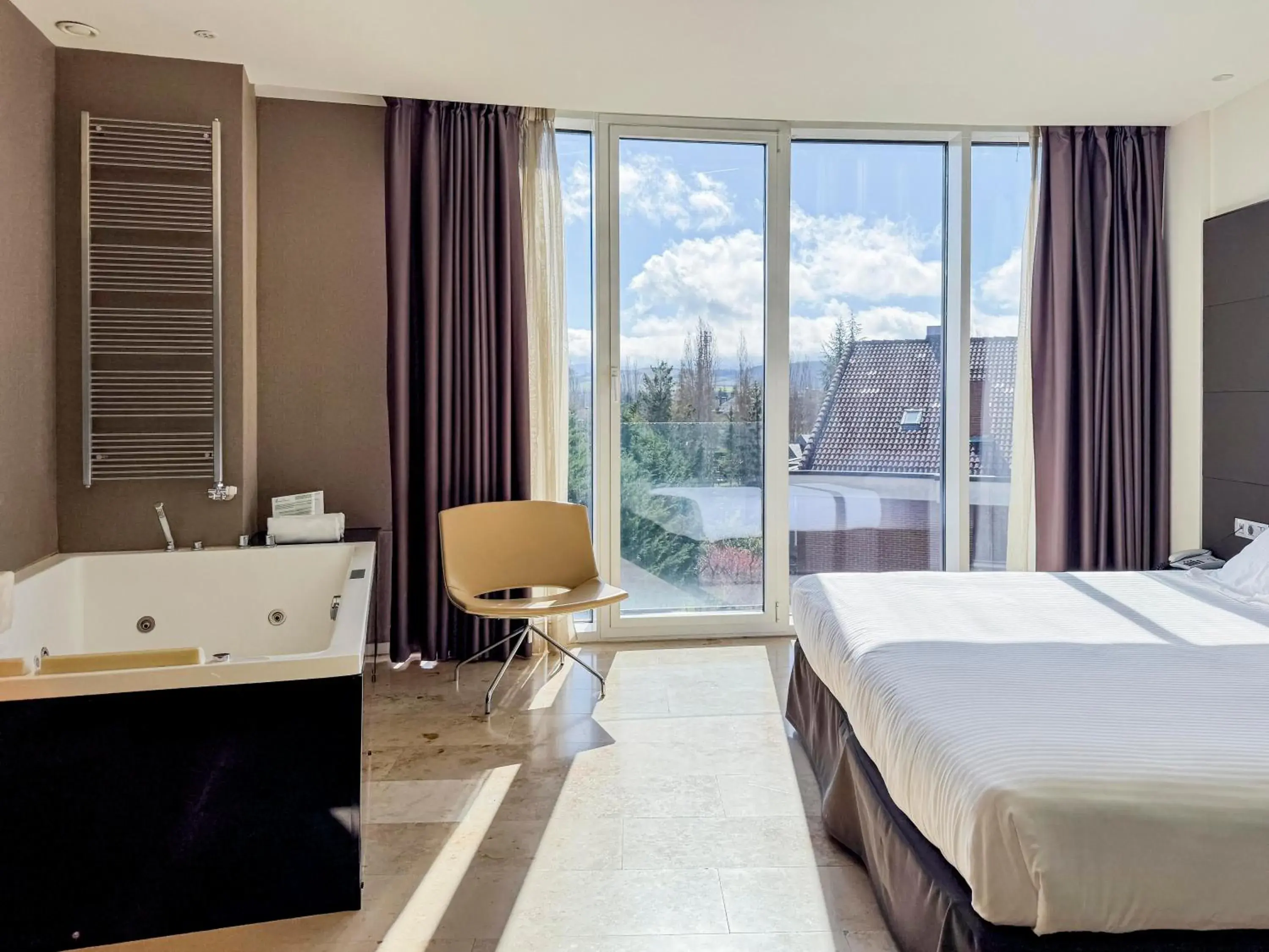 Hot Tub, Bed in Hotel Jardines de Uleta Suites Hot Tub, Bed in Hotel Jardines de Uleta Suites