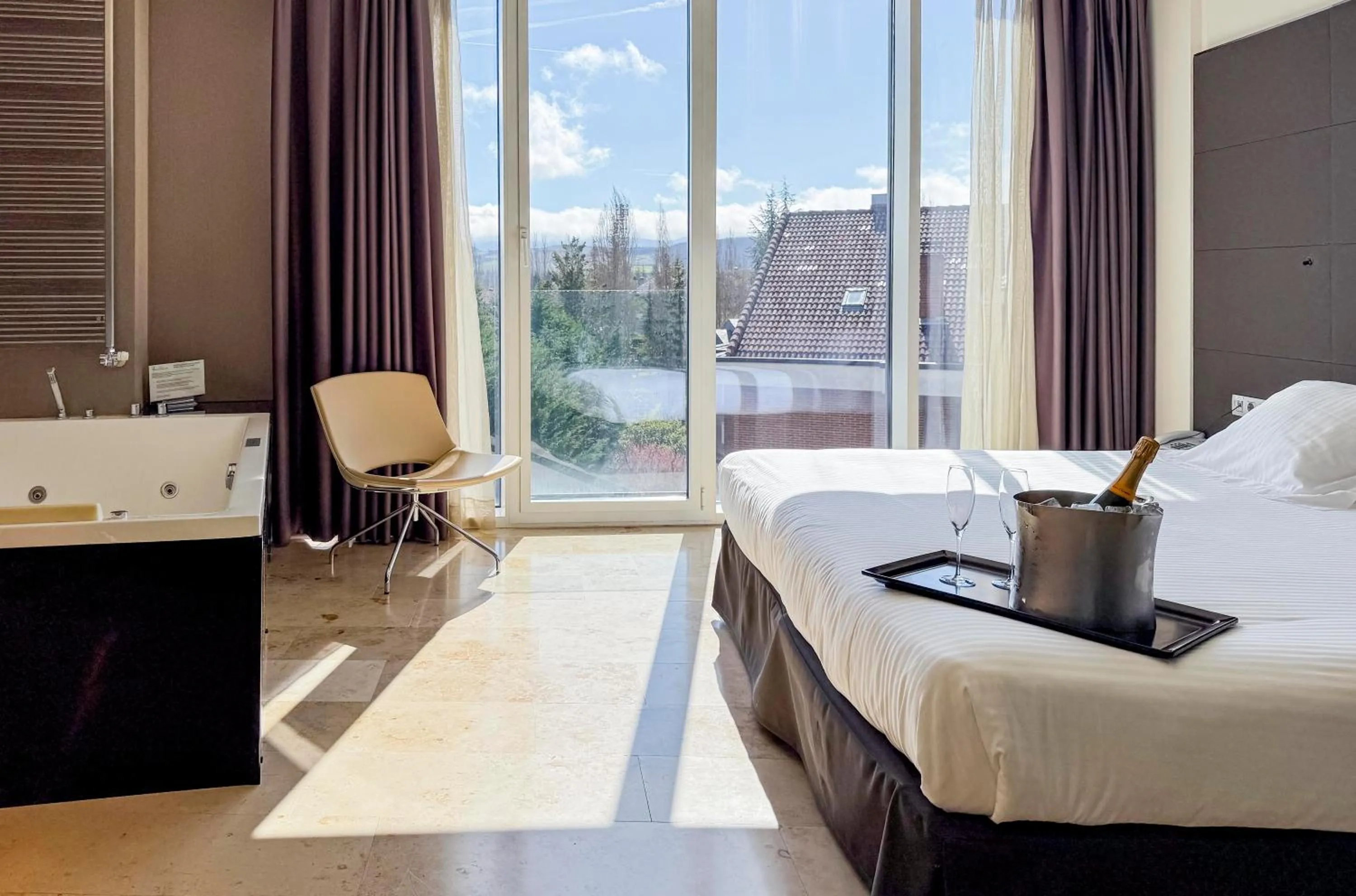Decorative detail, Bed in Hotel Jardines de Uleta Suites
