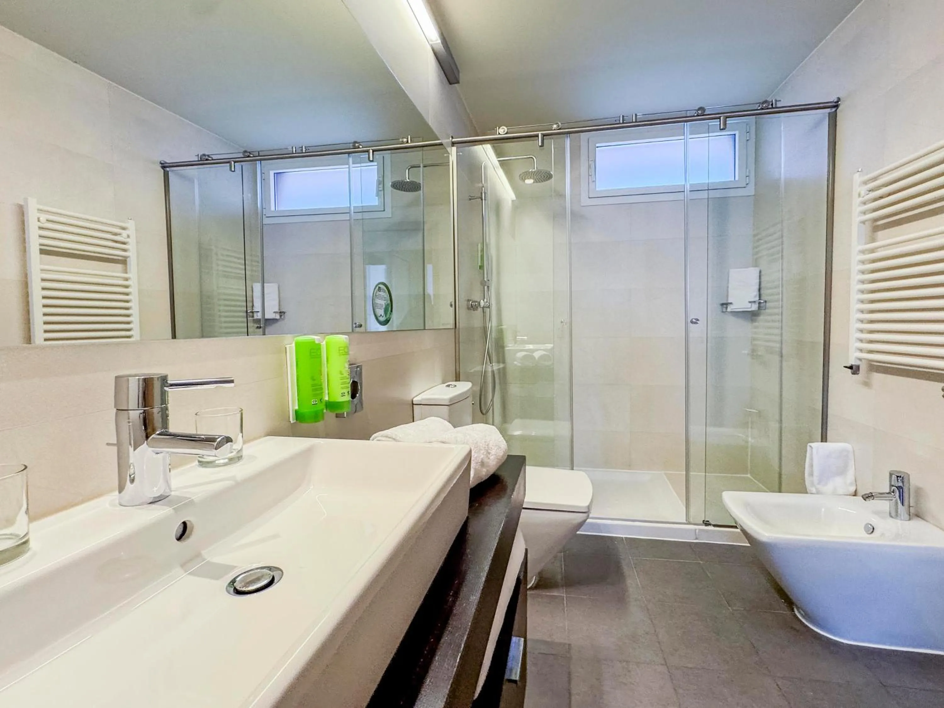 Bathroom in Hotel Jardines de Uleta Suites