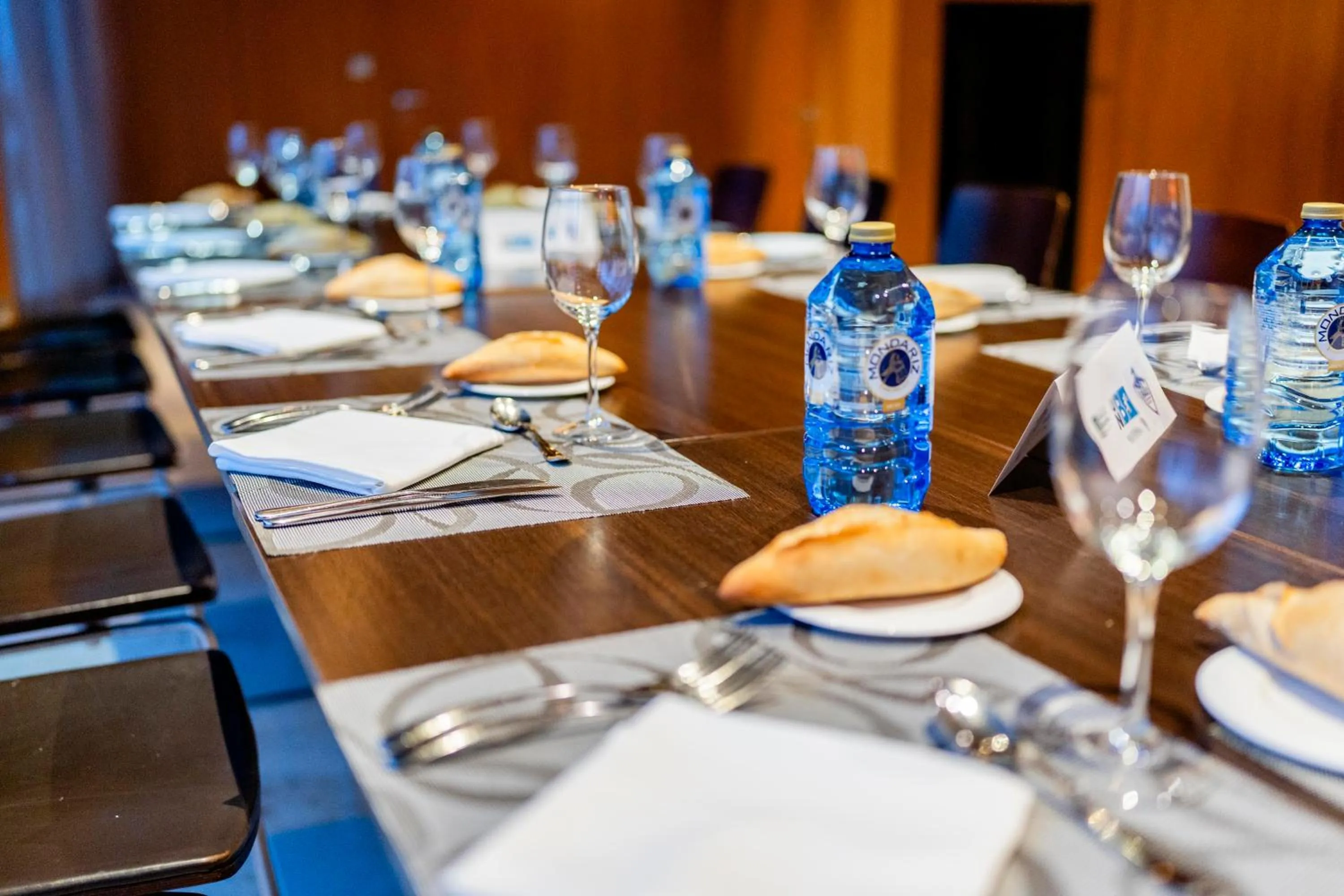 Restaurant/places to eat in Hotel Jardines de Uleta Suites