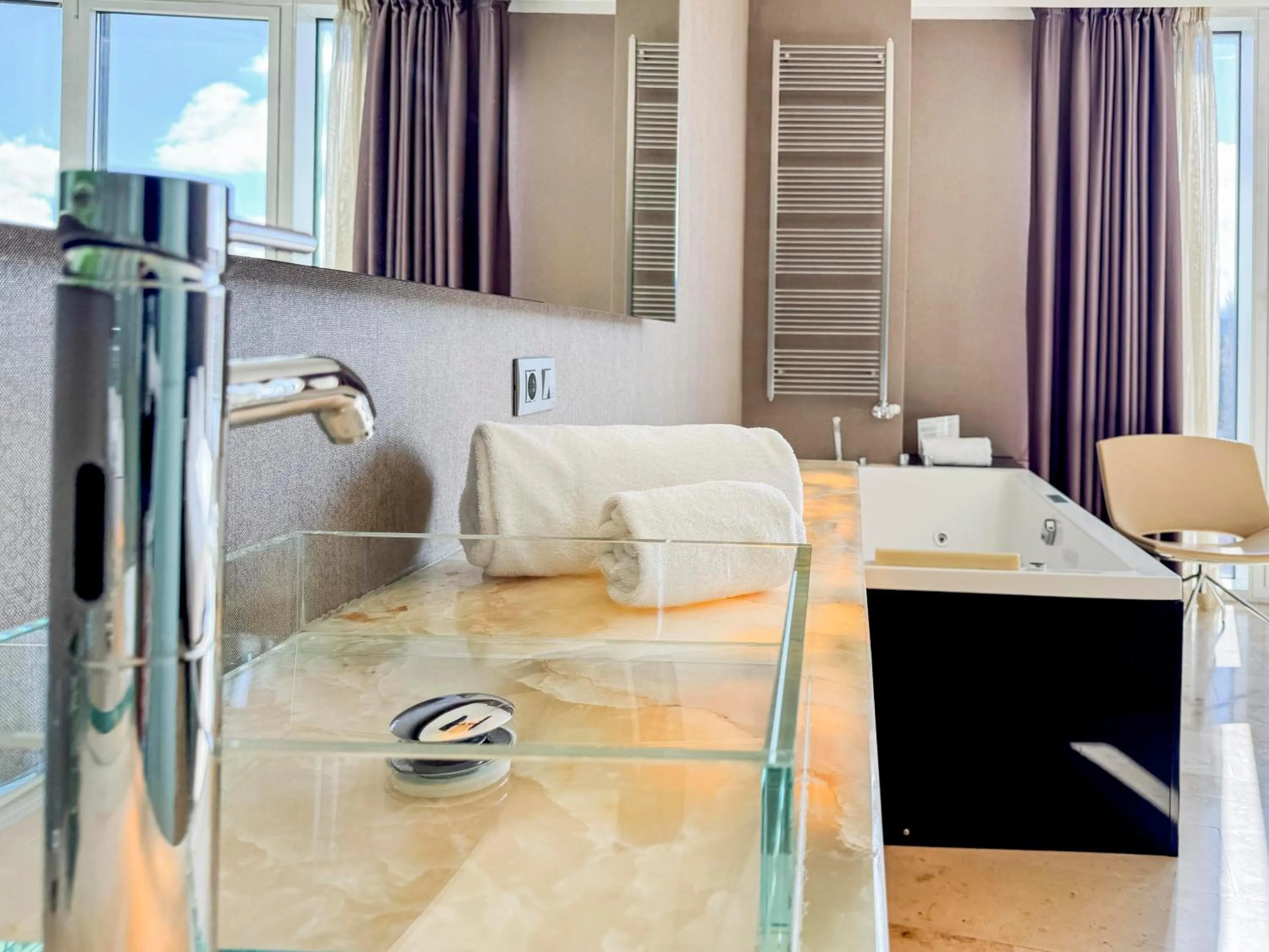 towels, Bed in Hotel Jardines de Uleta Suites