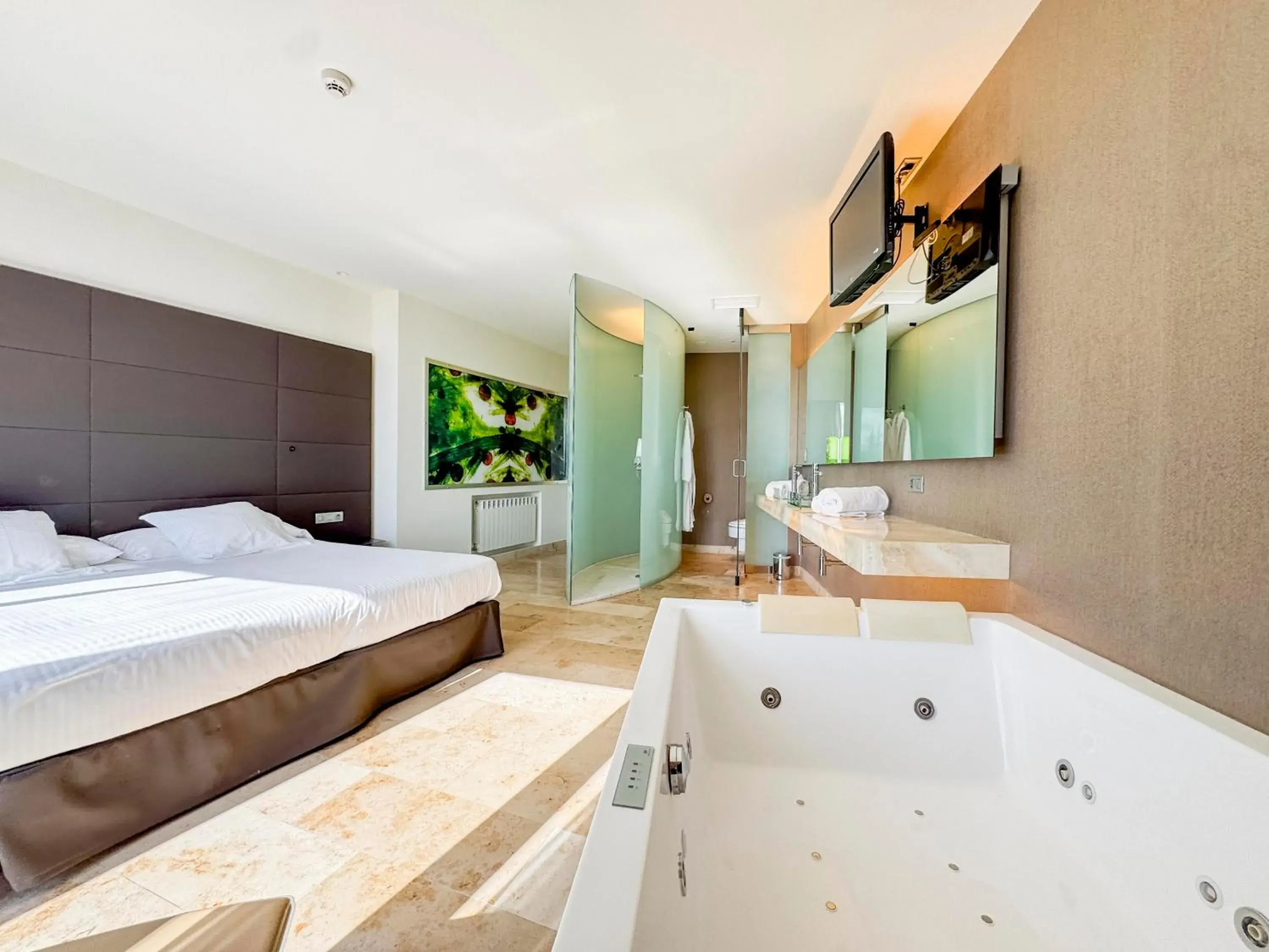 Hot Tub, Bed in Hotel Jardines de Uleta Suites Hot Tub, Bed in Hotel Jardines de Uleta Suites