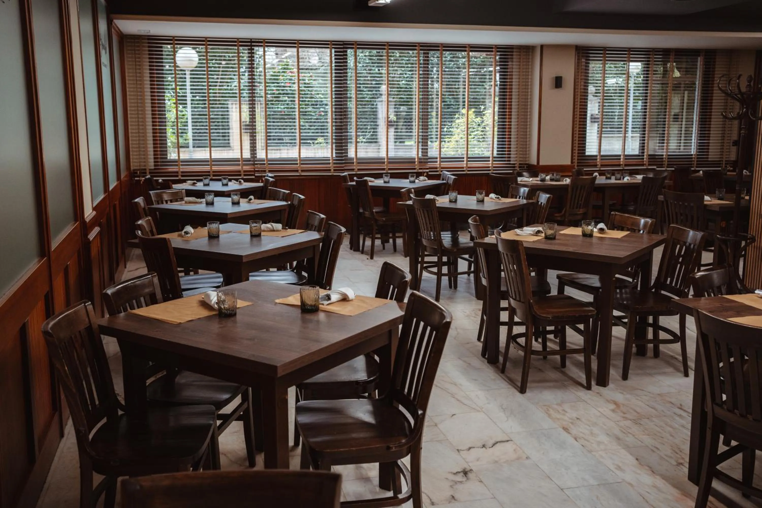 Restaurant/places to eat in Hotel Scala