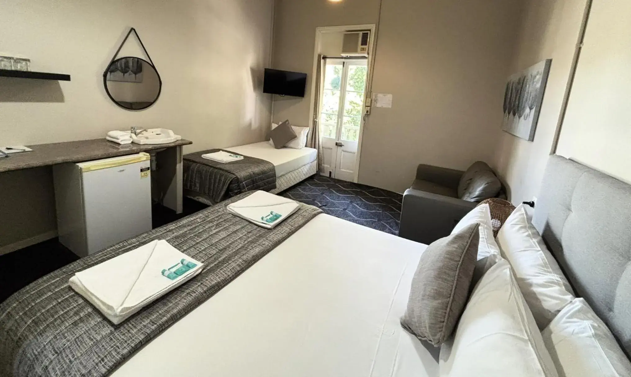 Deluxe Twin Room in Grand Hotel Mount Morgan Deluxe Twin Room in Grand Hotel Mount Morgan