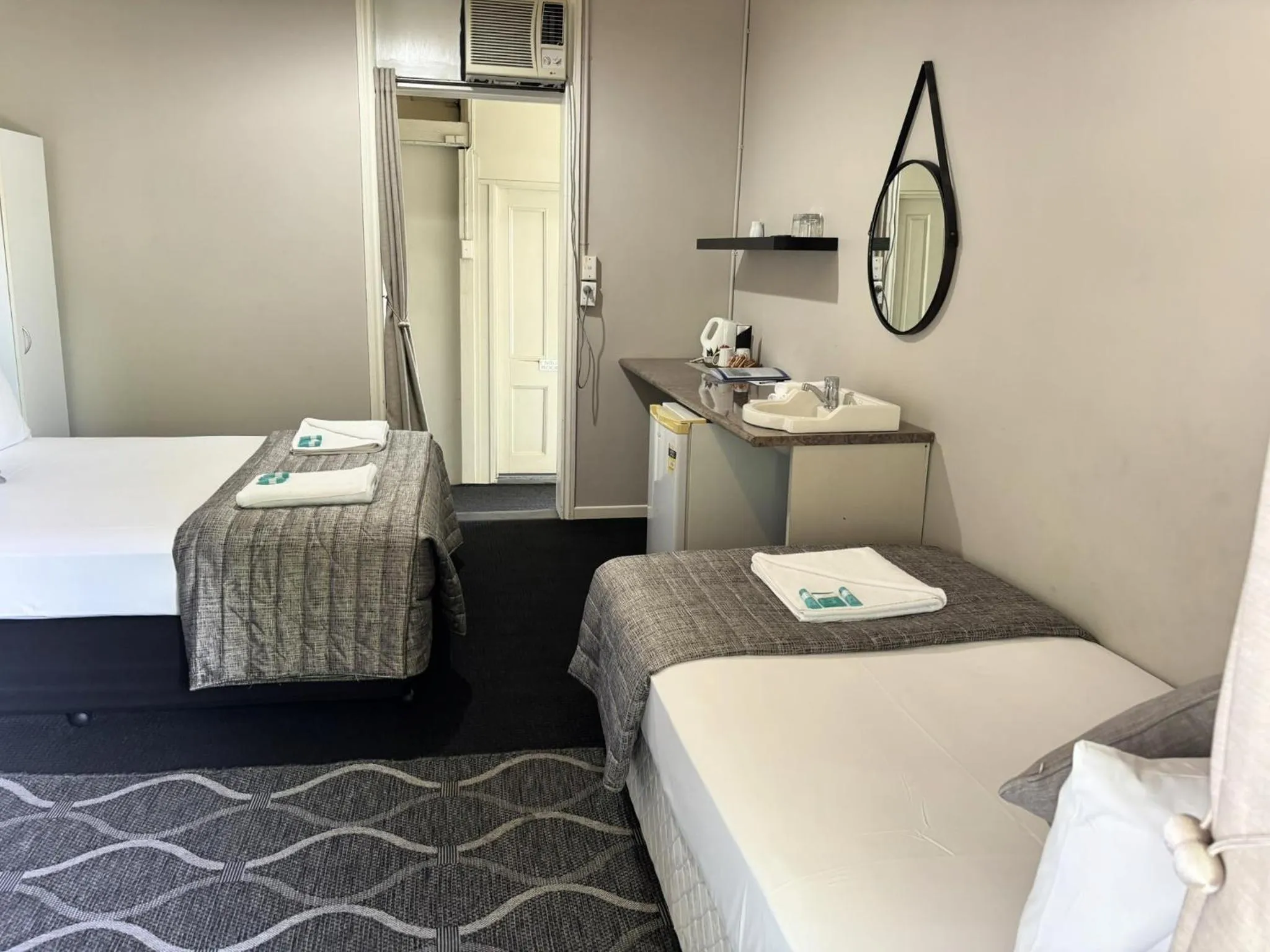 Photo of the whole room, Bed in Grand Hotel Mount Morgan