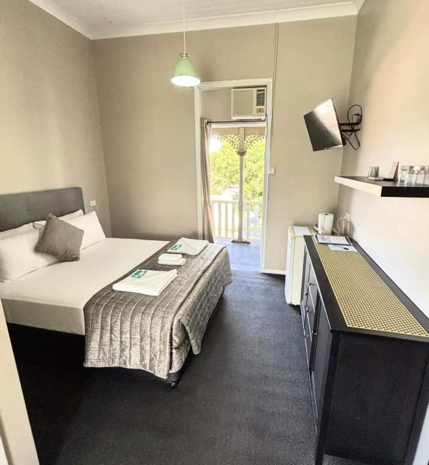 Photo of the whole room, Bed in Grand Hotel Mount Morgan