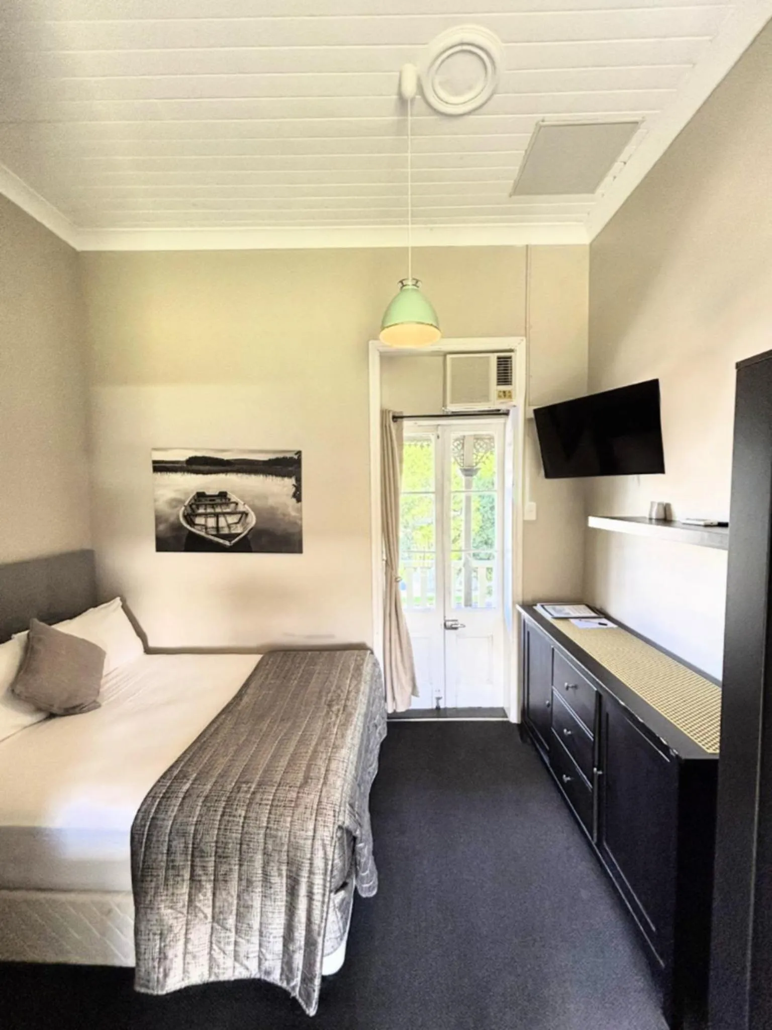 Bedroom, Bed in Grand Hotel Mount Morgan