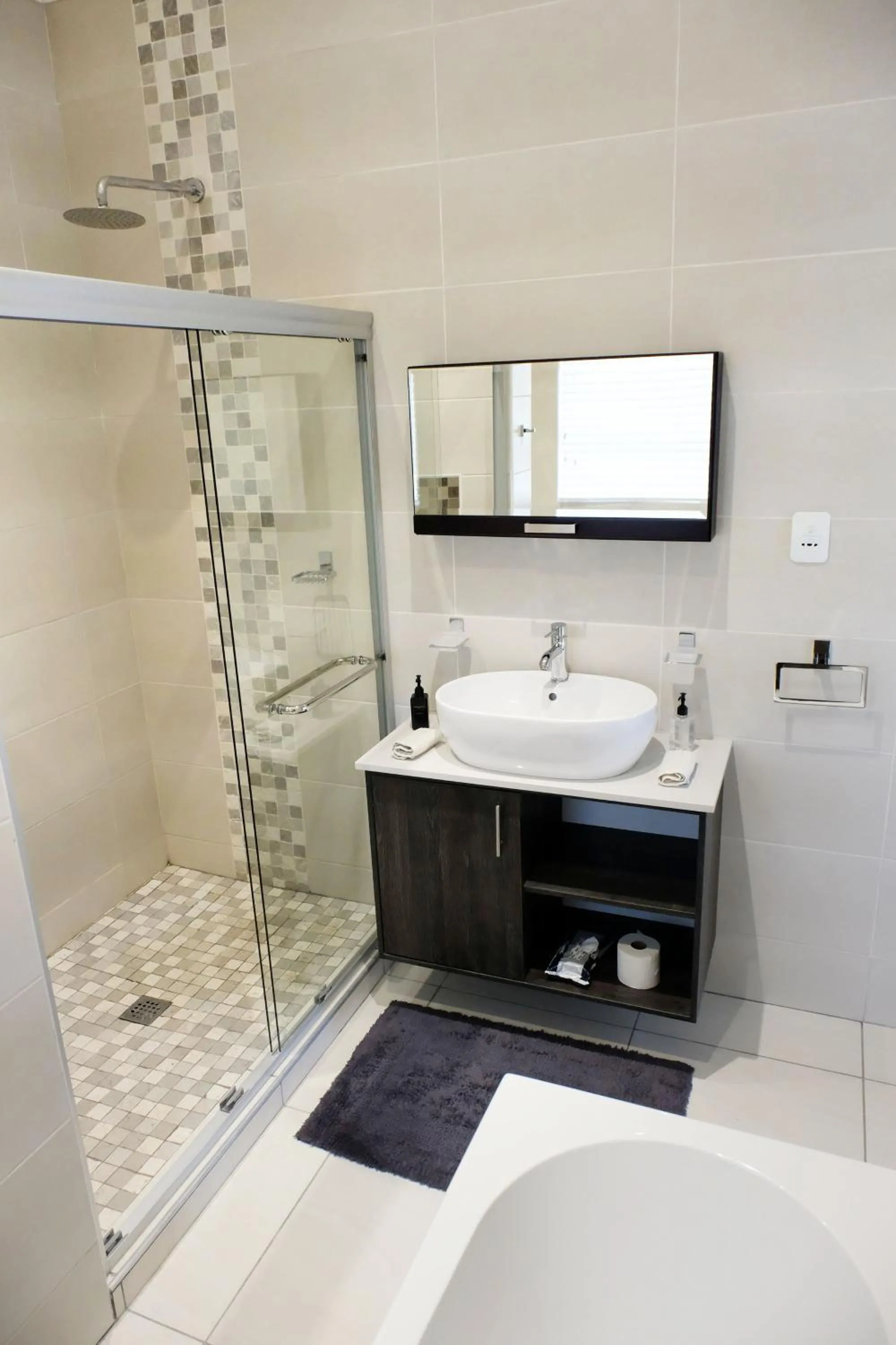 Shower in Vine Guesthouse