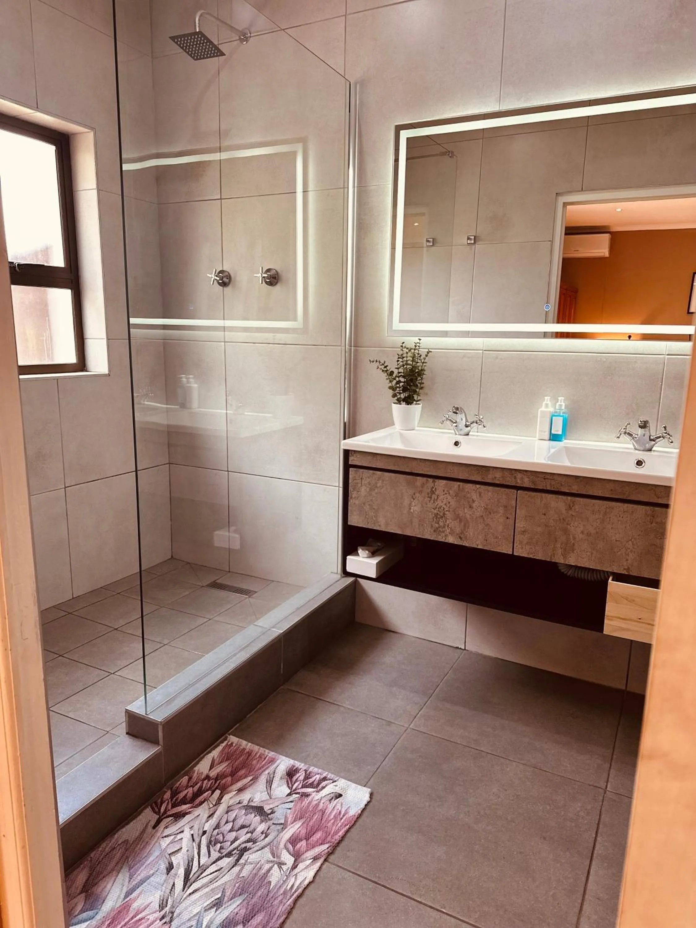 Shower in Vine Guesthouse