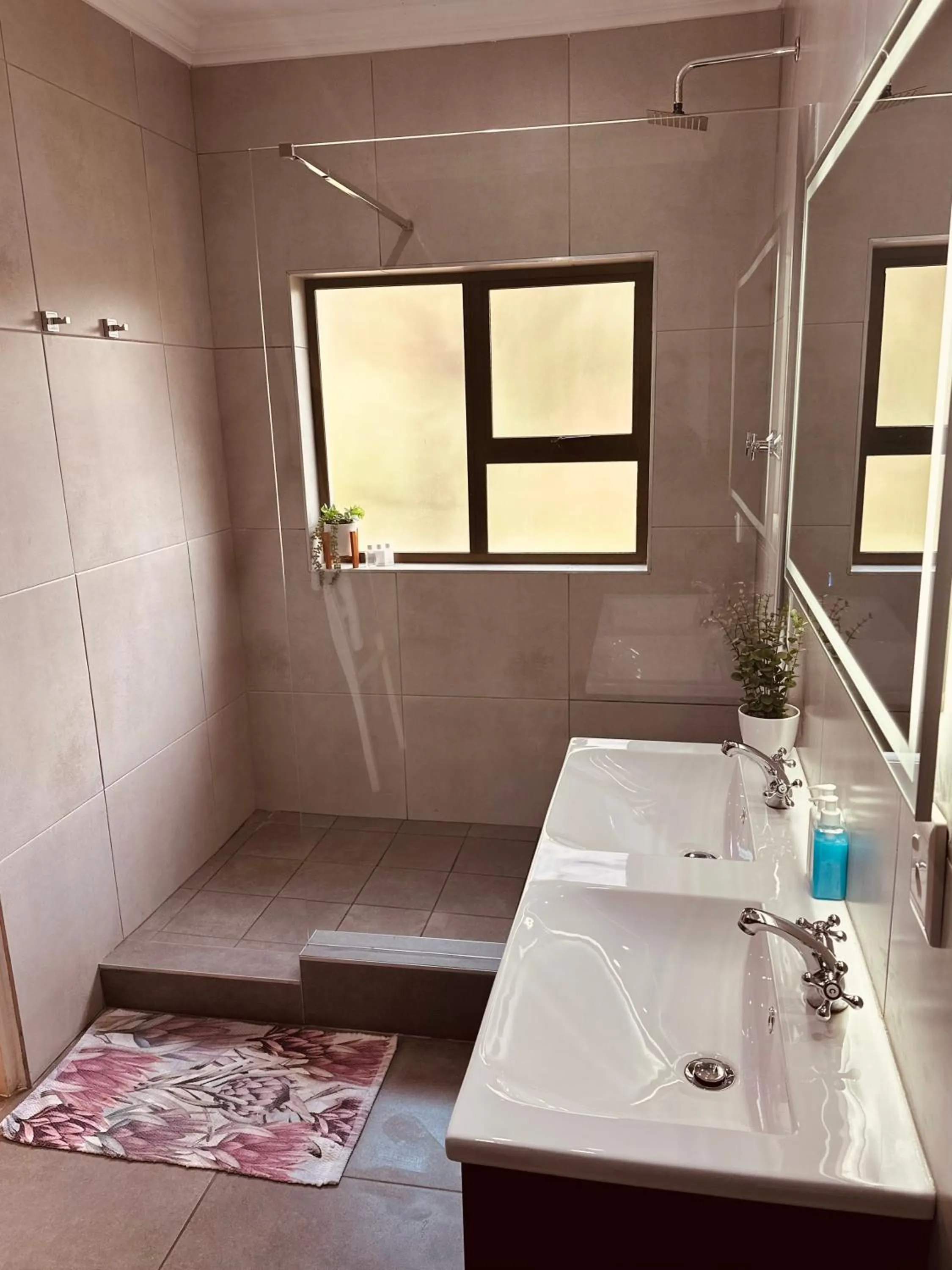 Shower in Vine Guesthouse