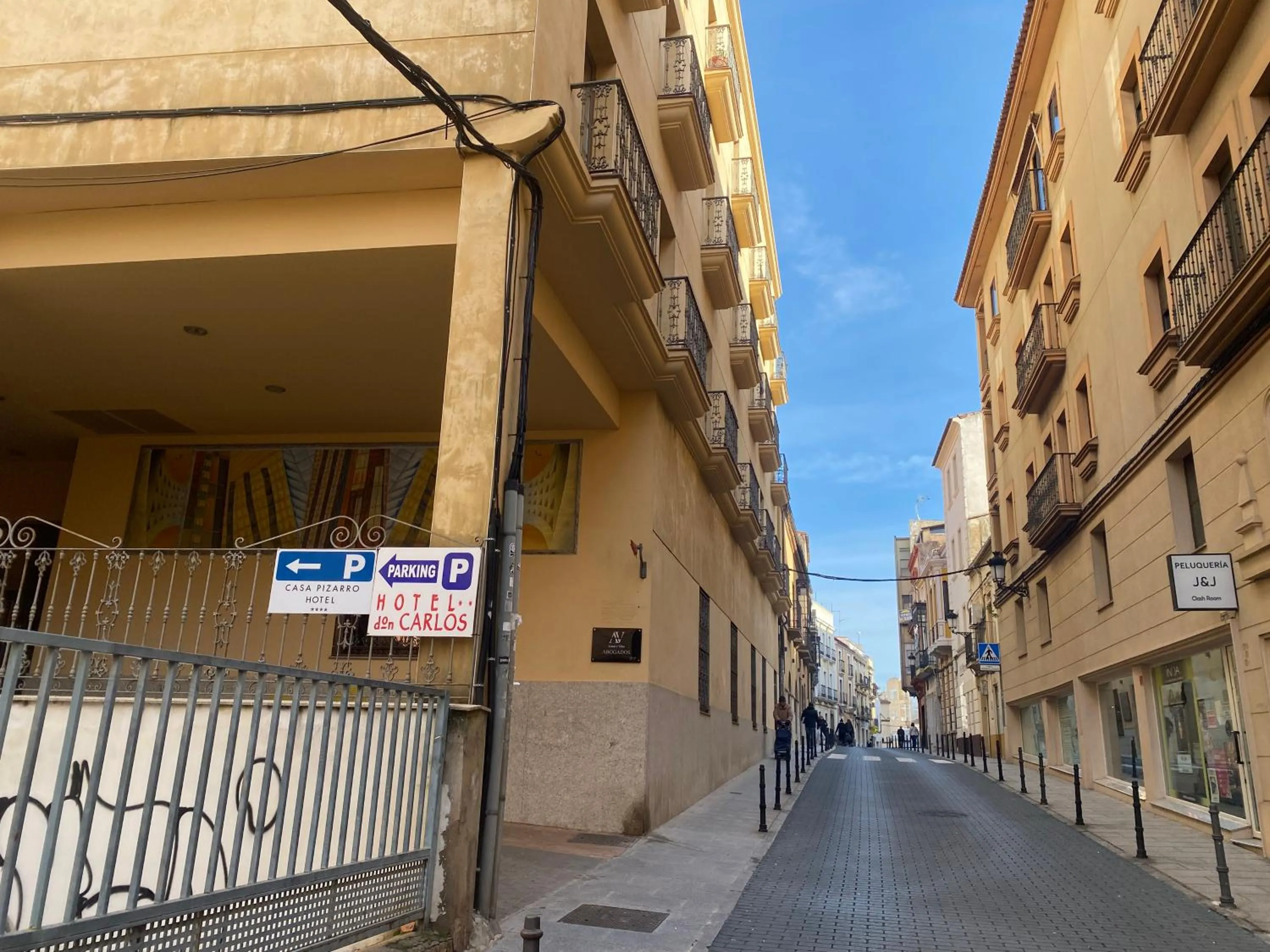 Parking in Casa Pizarro Hotel