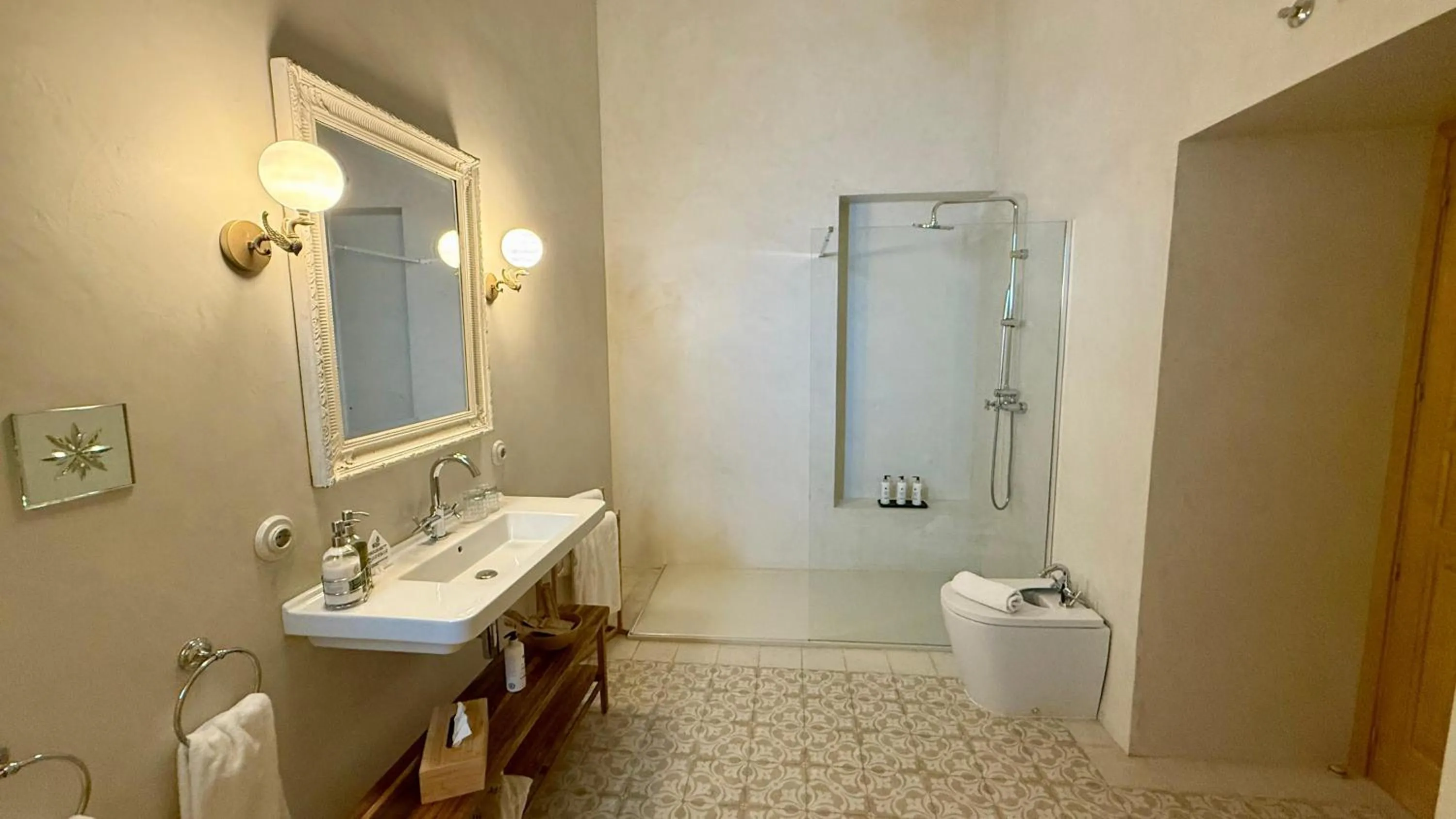 Shower in Casa Pizarro Hotel