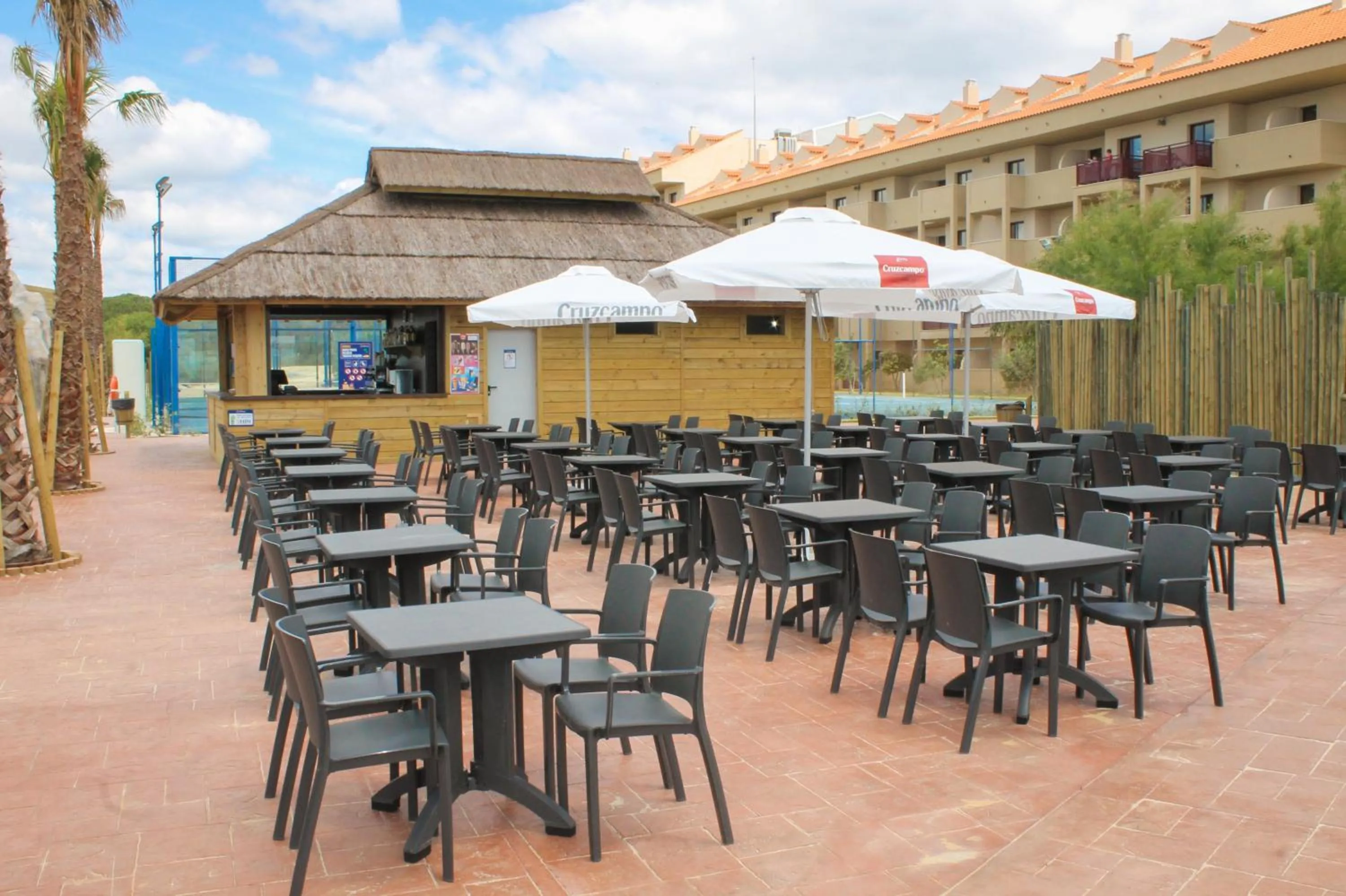 Swimming pool in Ohtels Mazagon