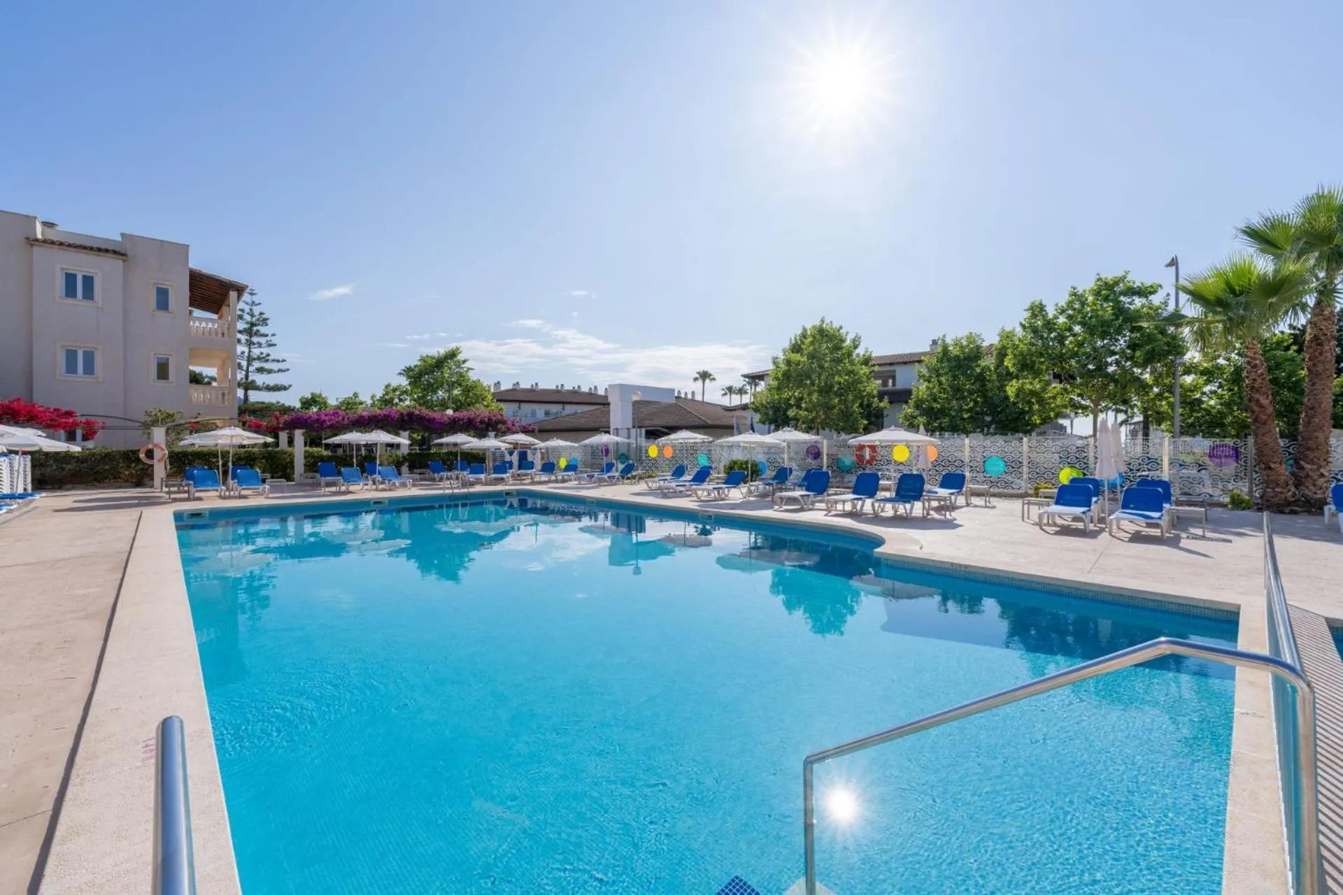 Swimming pool in Aparthotel Caprice Isabel