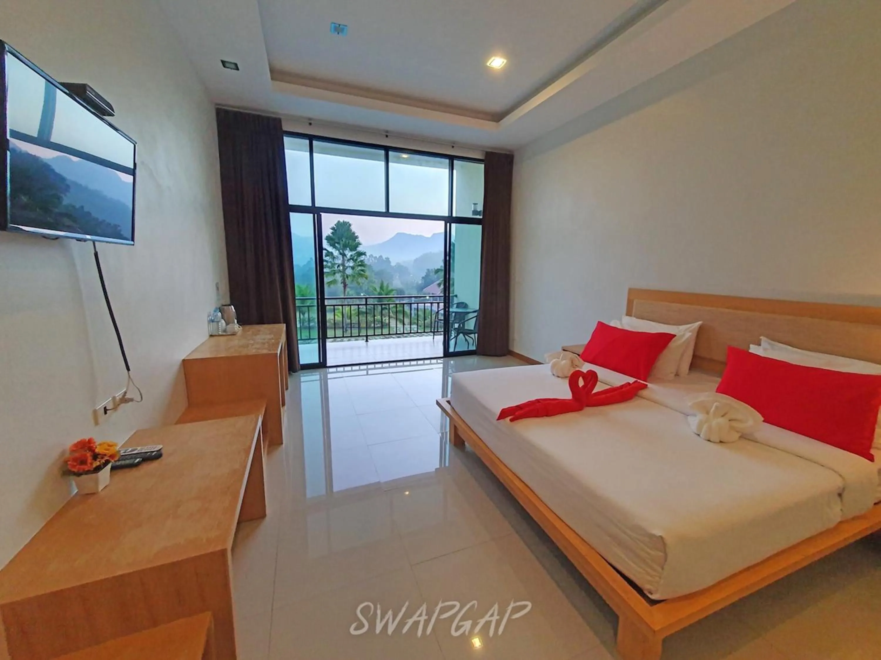 Photo of the whole room, Bed in Takhun Mountain View