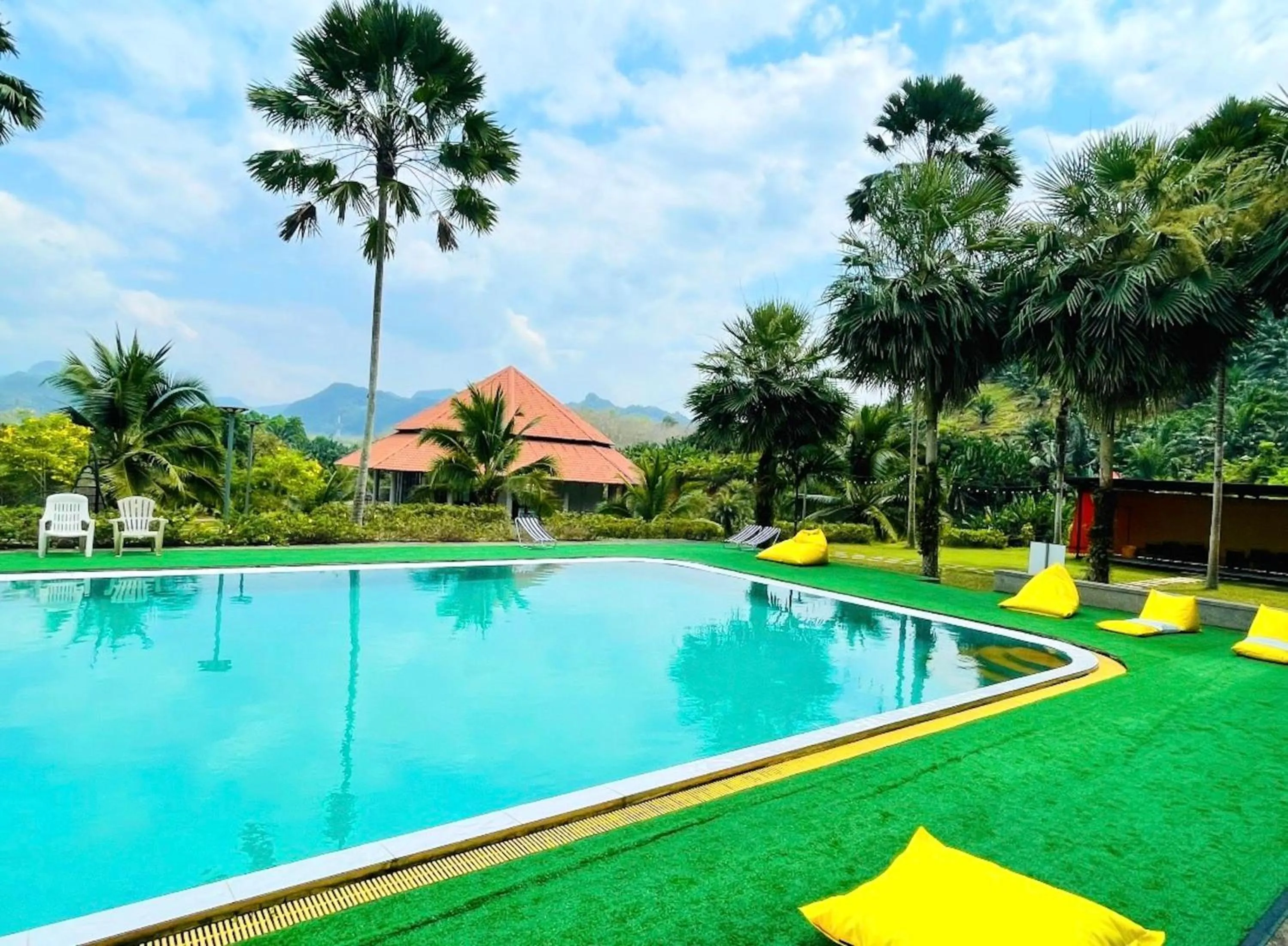 Swimming pool in Takhun Mountain View