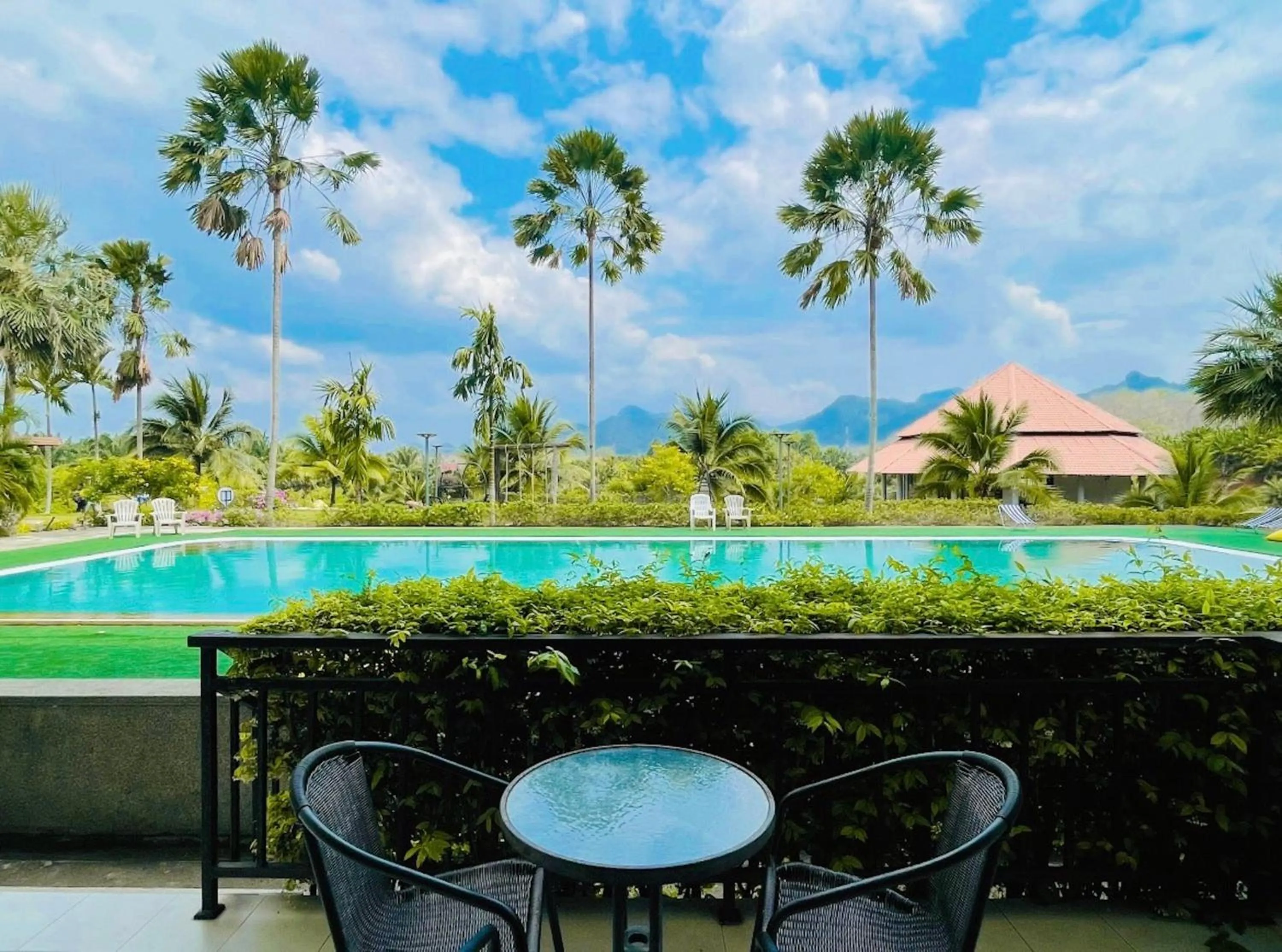 Swimming pool in Takhun Mountain View