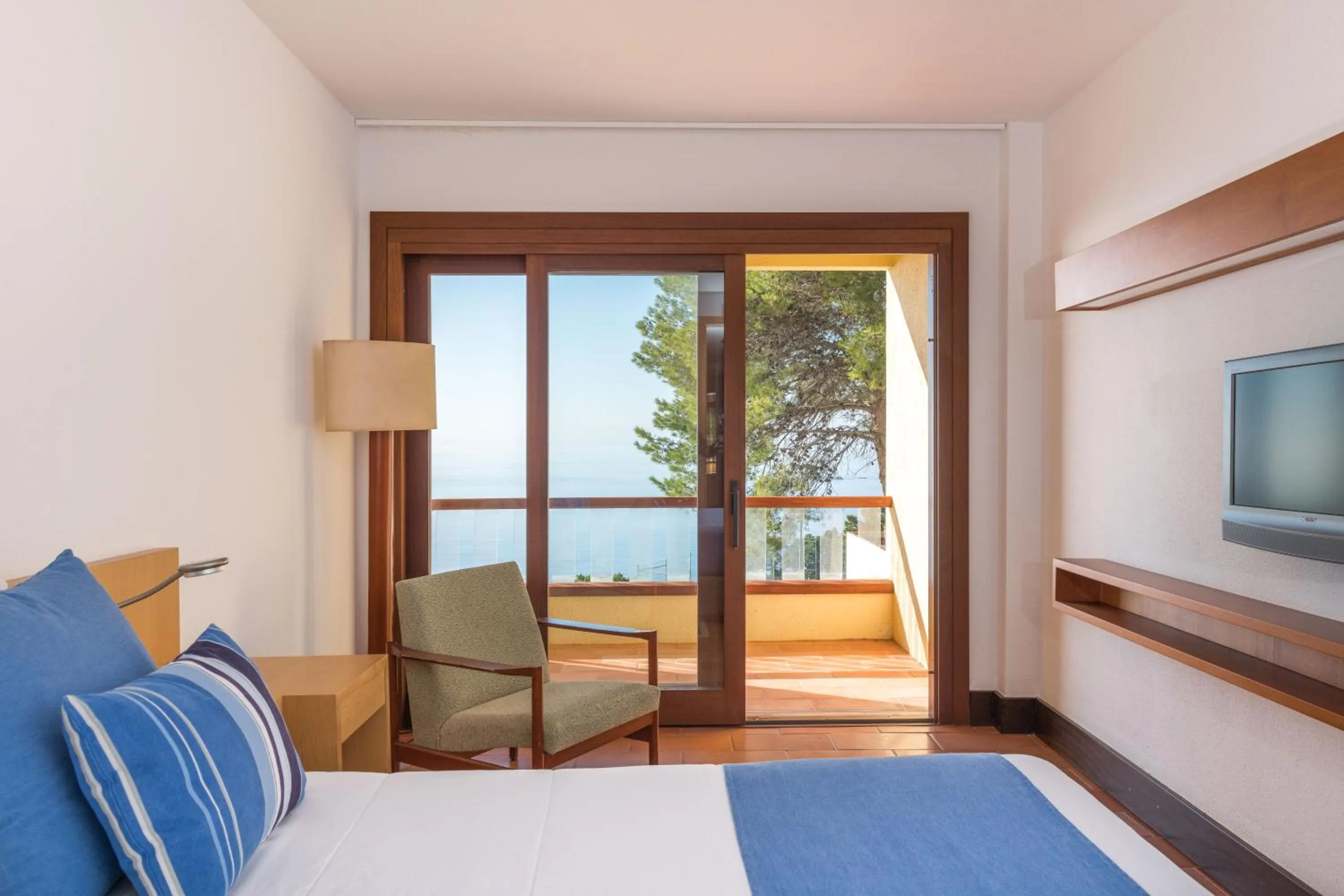 Balcony/Terrace, Bed in Almadraba Park Hotel