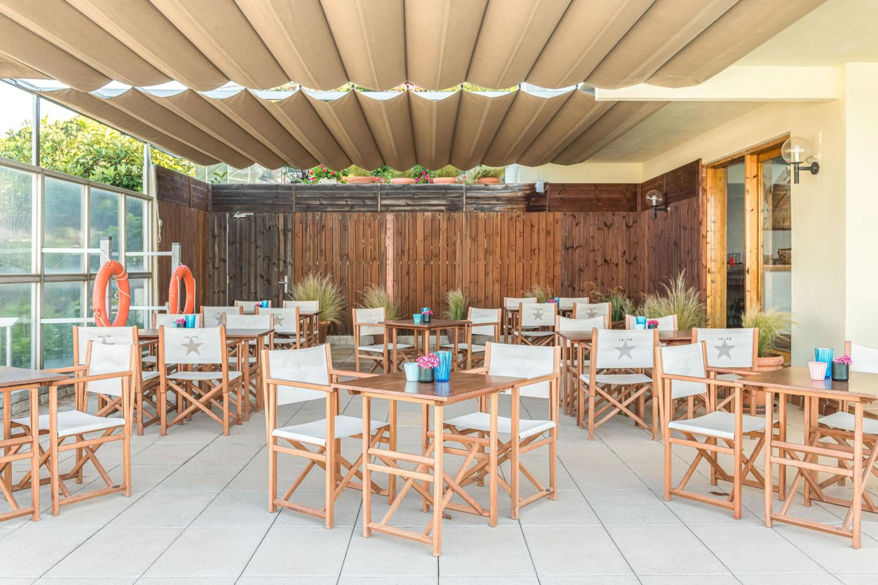 Lounge or bar in Almadraba Park Hotel