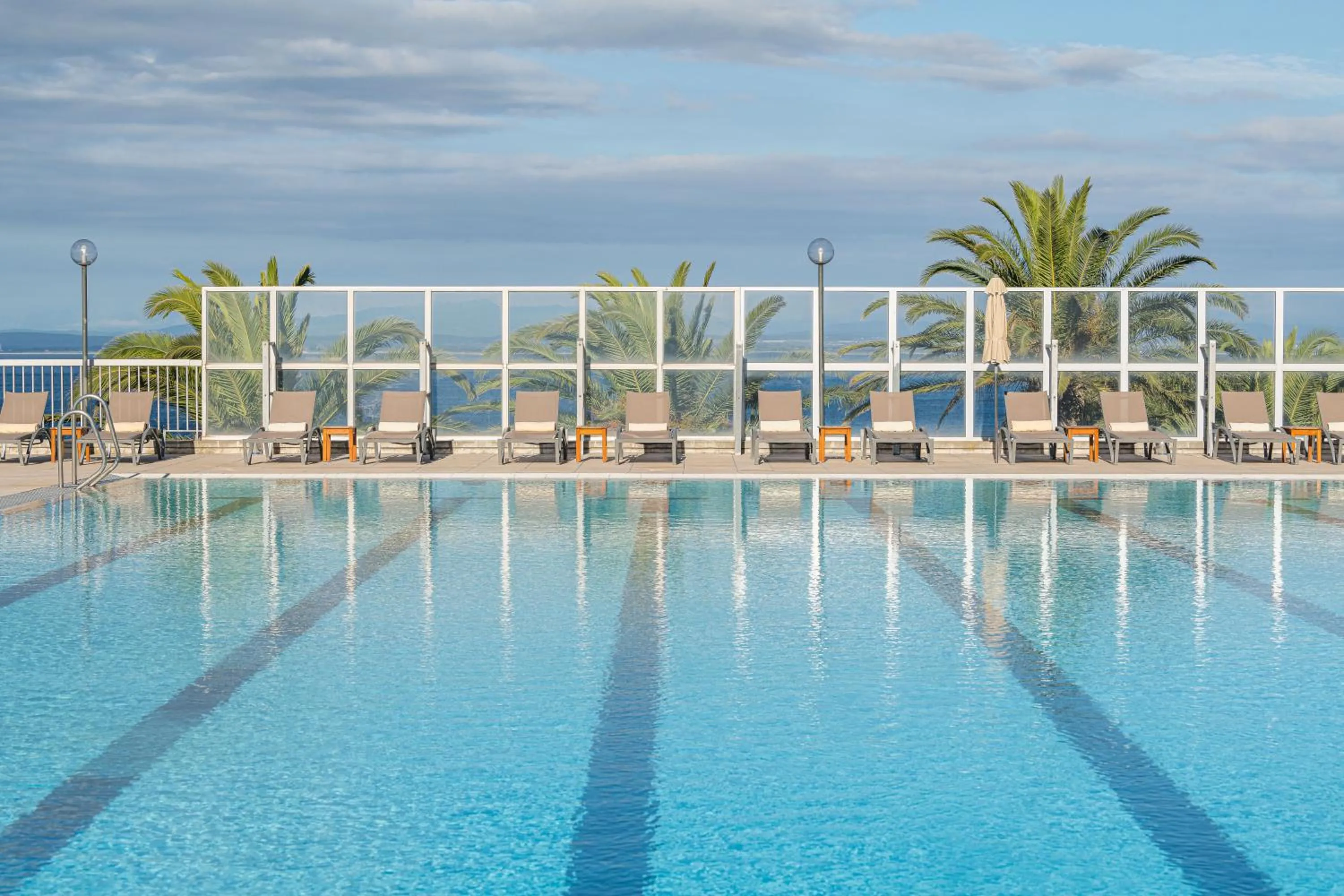 Swimming pool in Almadraba Park Hotel