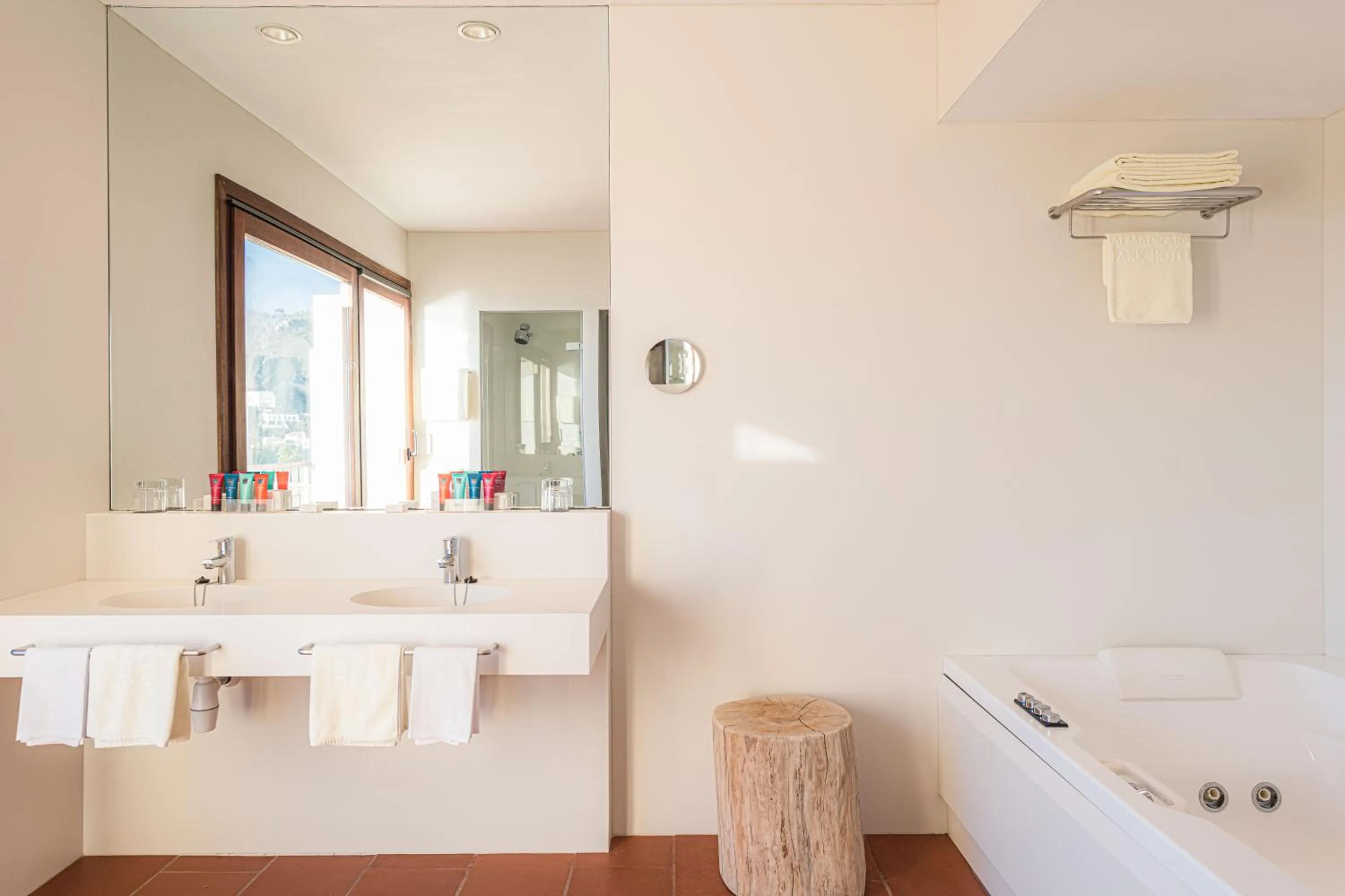 Bathroom in Almadraba Park Hotel