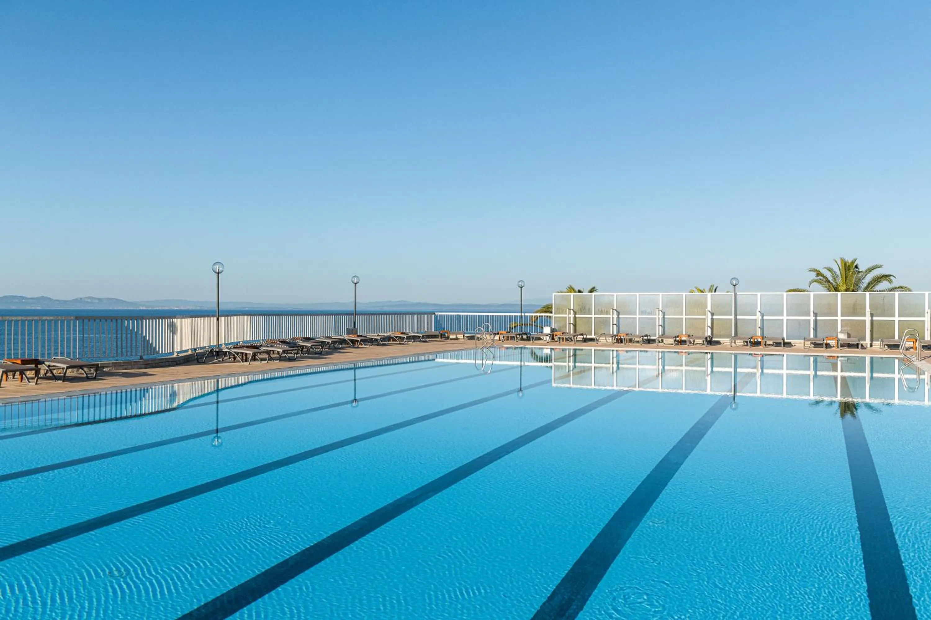 Swimming pool in Almadraba Park Hotel