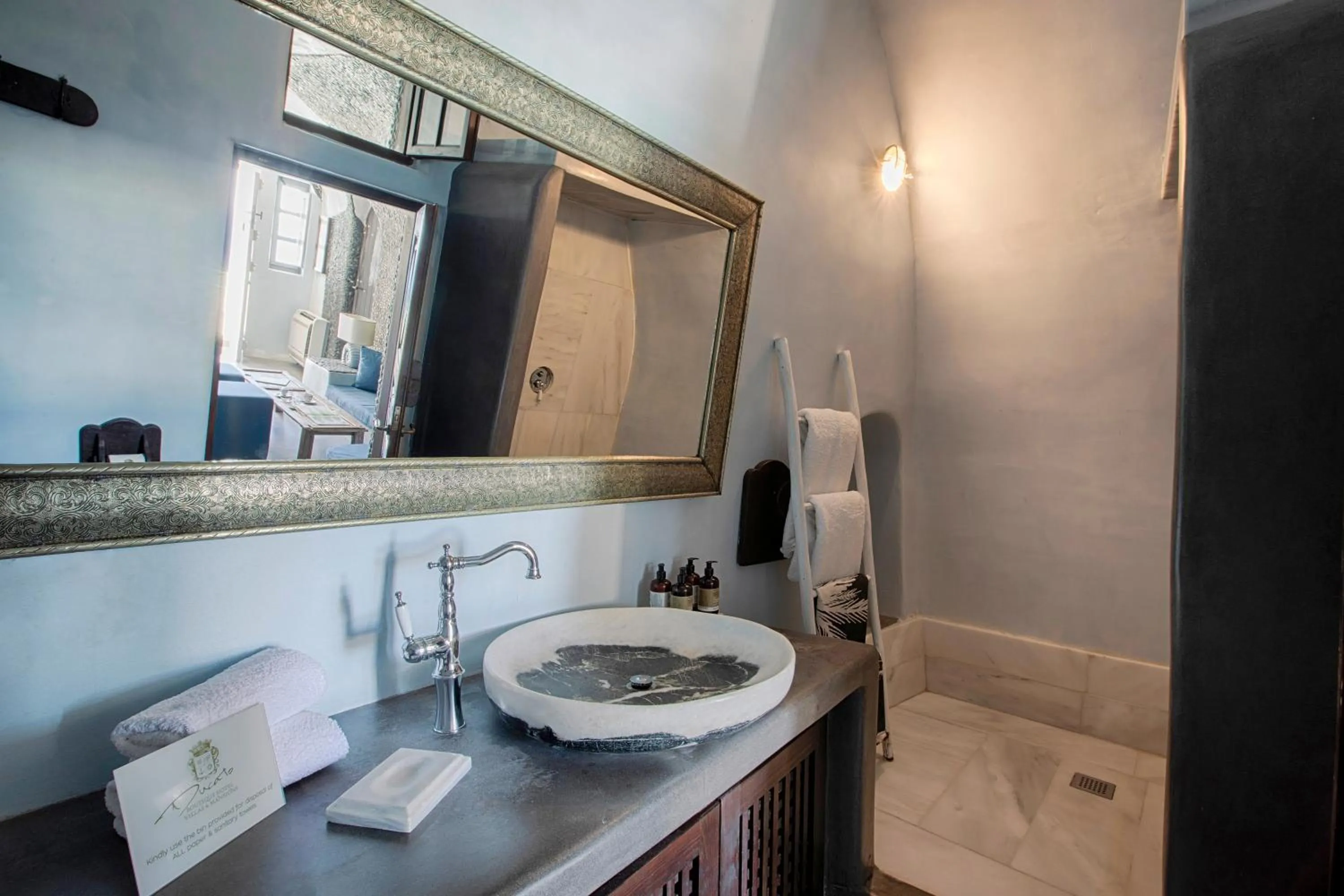 Shower in Ducato di Oia - Adults Only