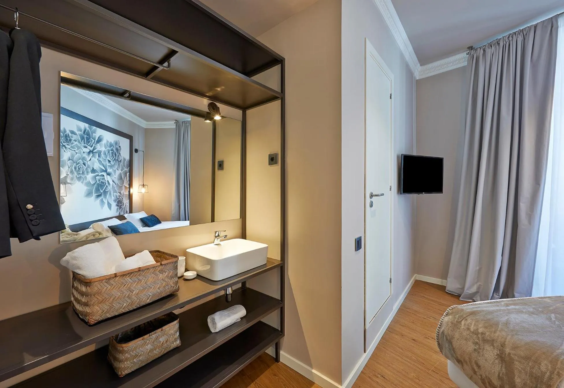 Bedroom, Bed in Hostal Central Barcelona