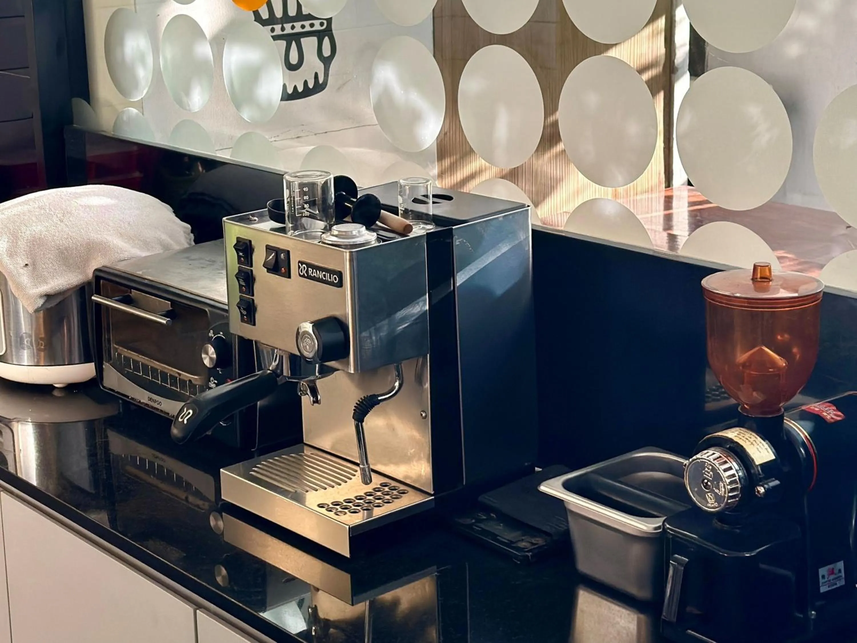 Restaurant/places to eat in Sunrise Hotel Semarang