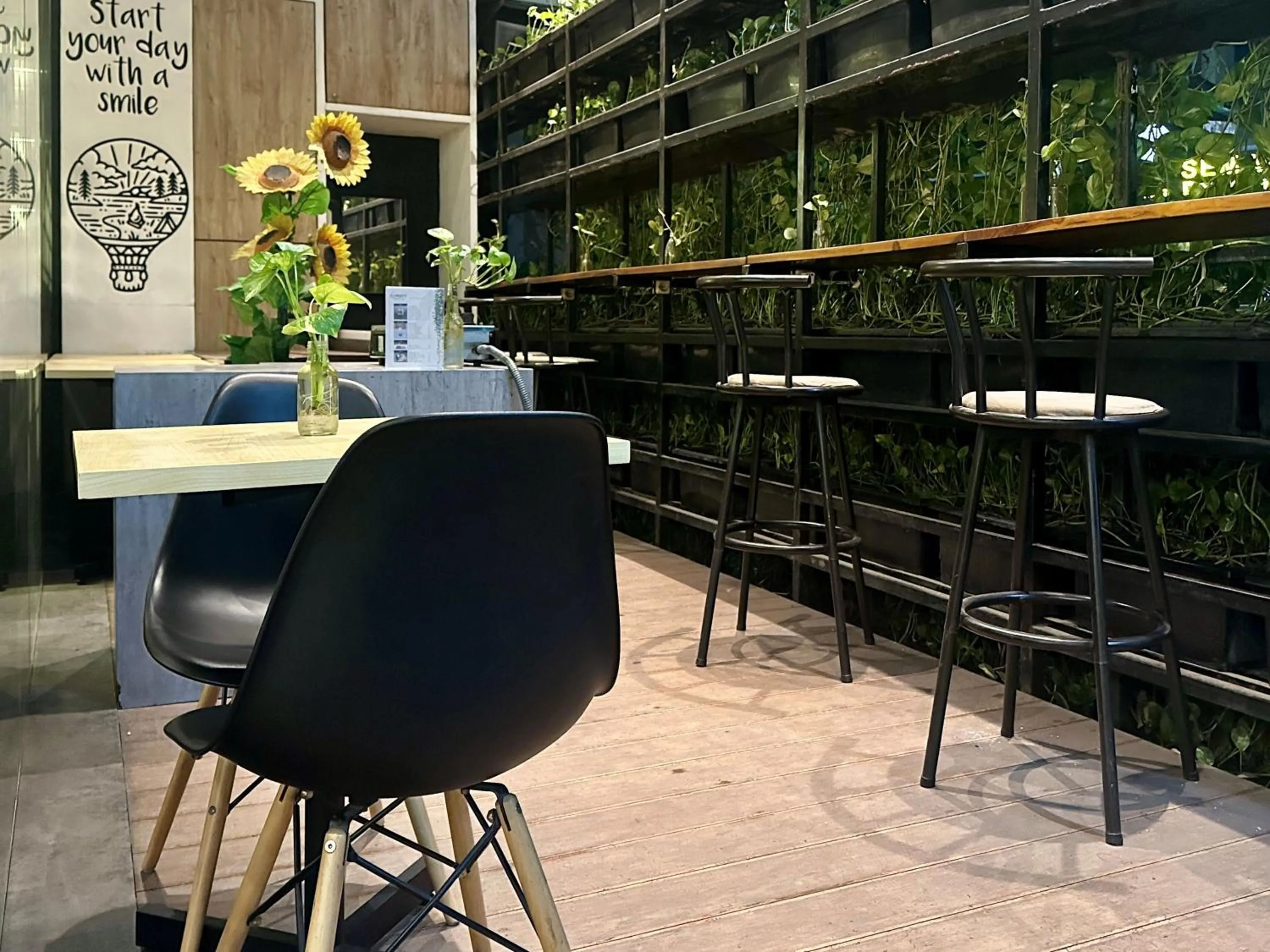 Restaurant/places to eat in Sunrise Hotel Semarang