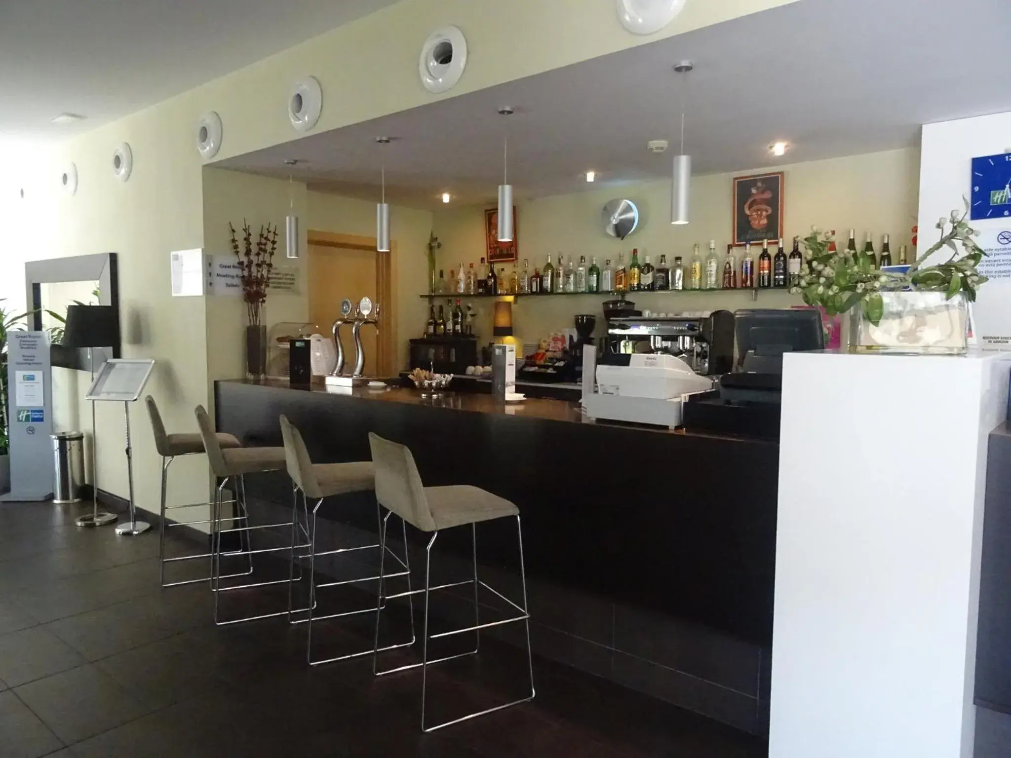 Lounge or bar in Holiday Inn Express Sant Cugat by IHG Lounge or bar in Holiday Inn Express Sant Cugat by IHG