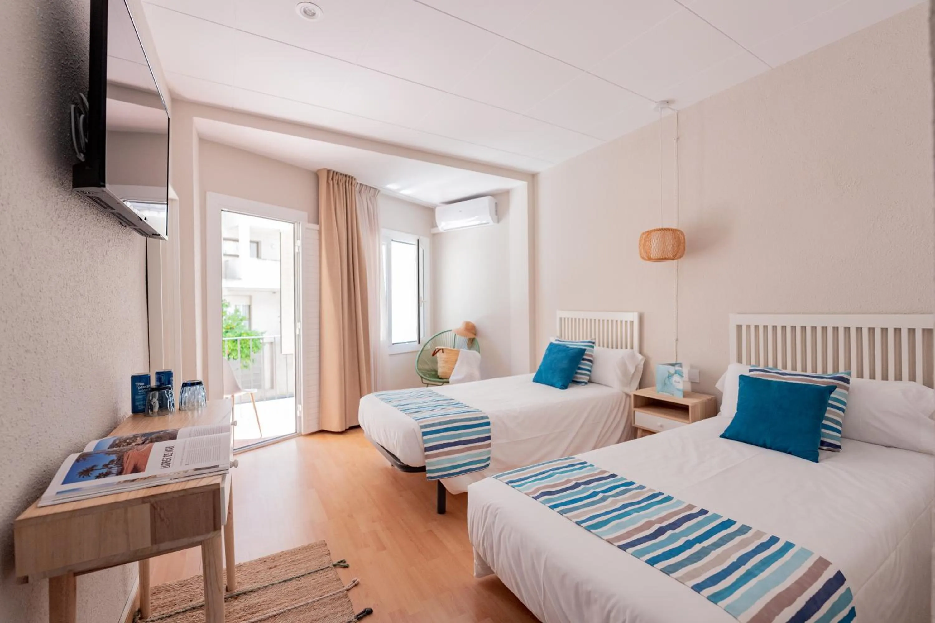 Bedroom, Bed in Hotel Aubí