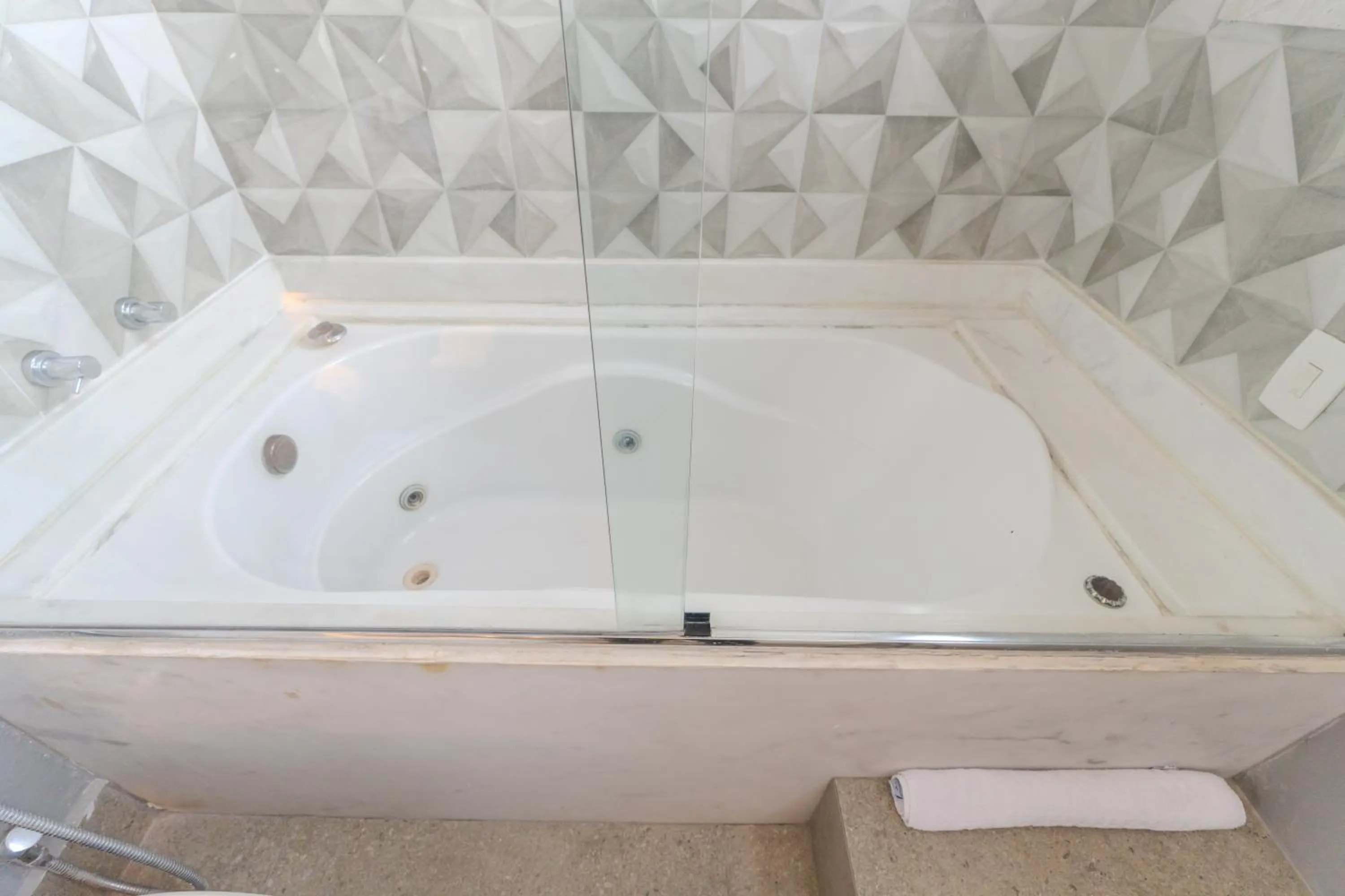 Hot Tub in Hotel Heritage