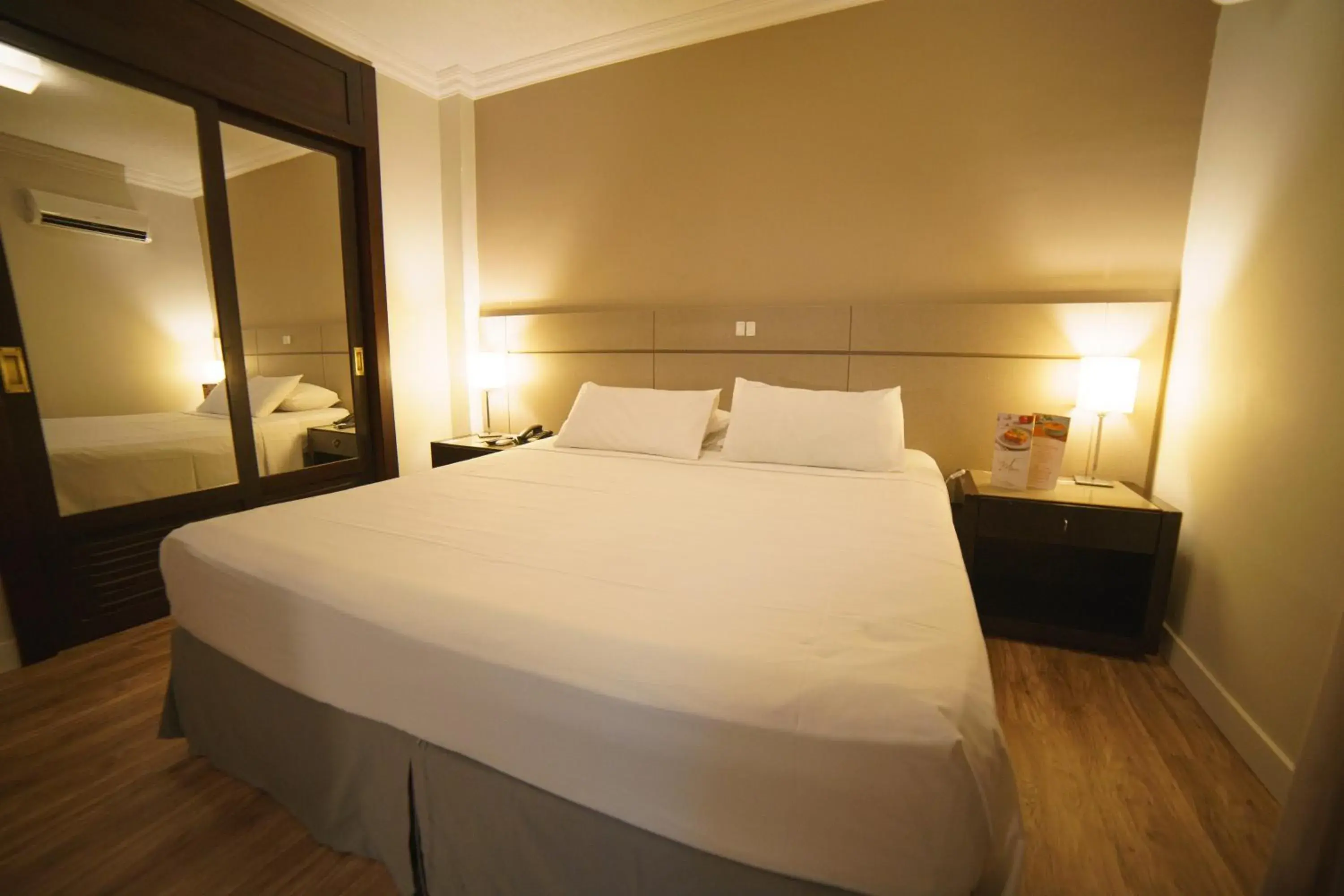 Photo of the whole room, Bed in Mabu Curitiba Business Photo of the whole room, Bed in Mabu Curitiba Business