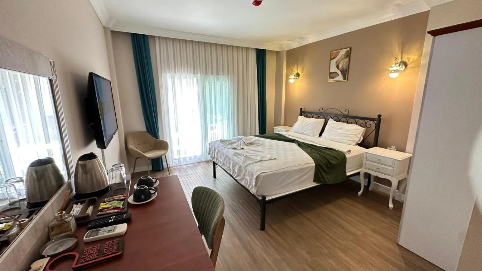 Communal lounge/ TV room, Bed in Aden Boutique Otel