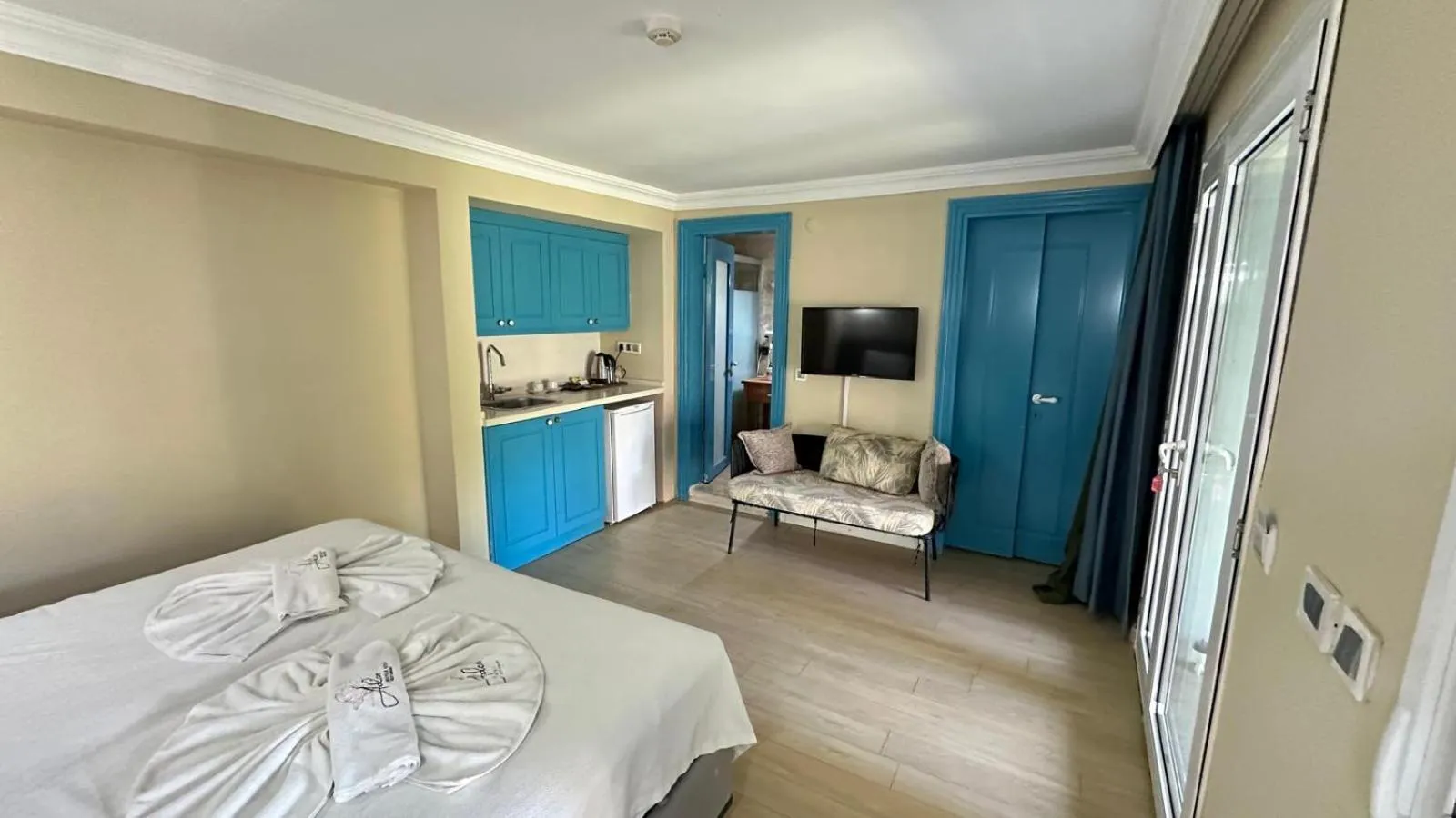 Communal lounge/ TV room, Bed in Aden Boutique Otel