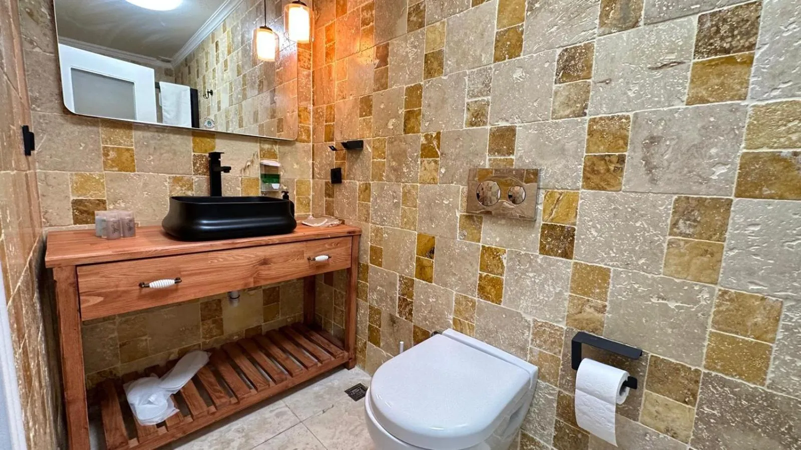 Toilet in Aden Boutique Otel