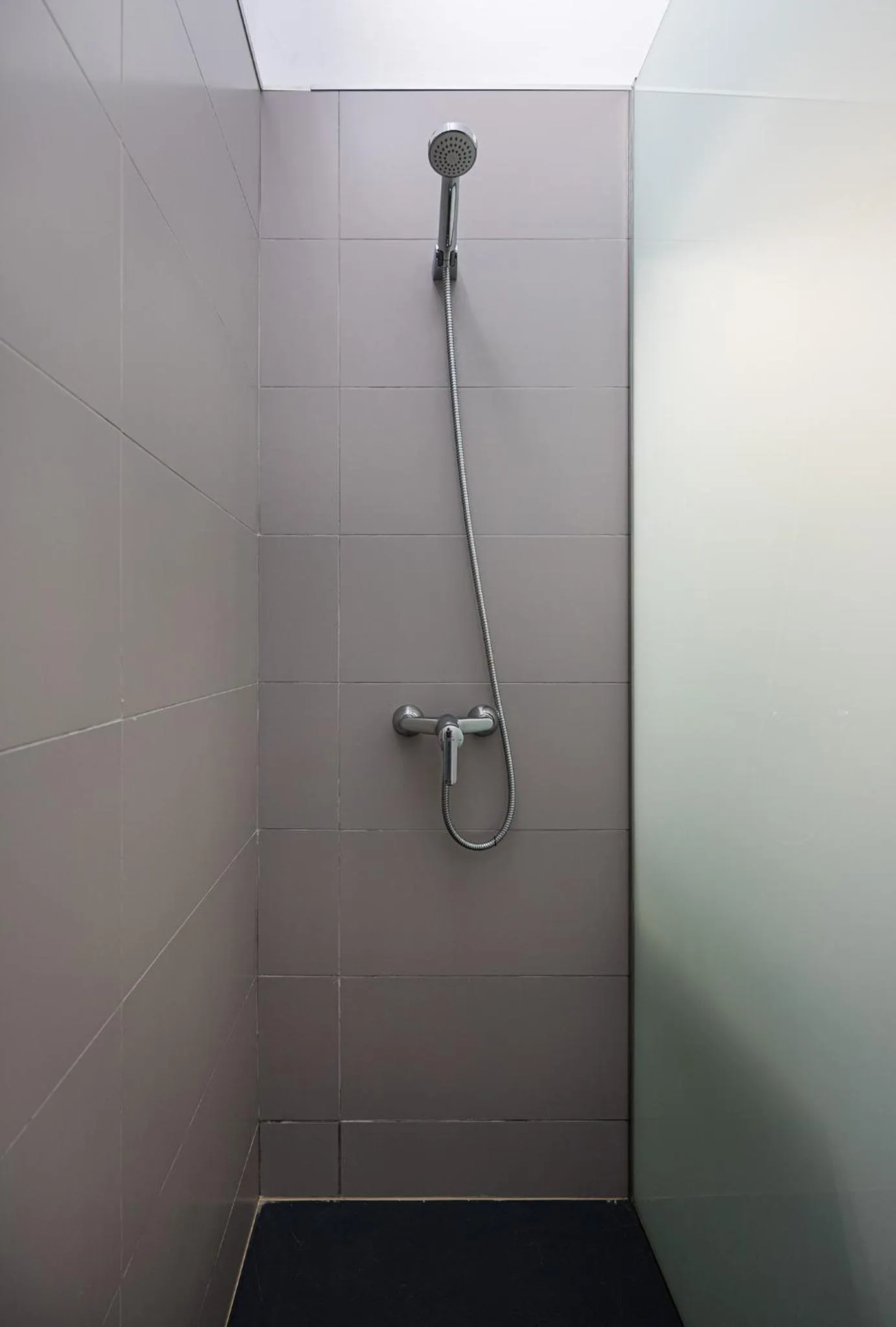 Shower in Smartr Maspalomas Corinto