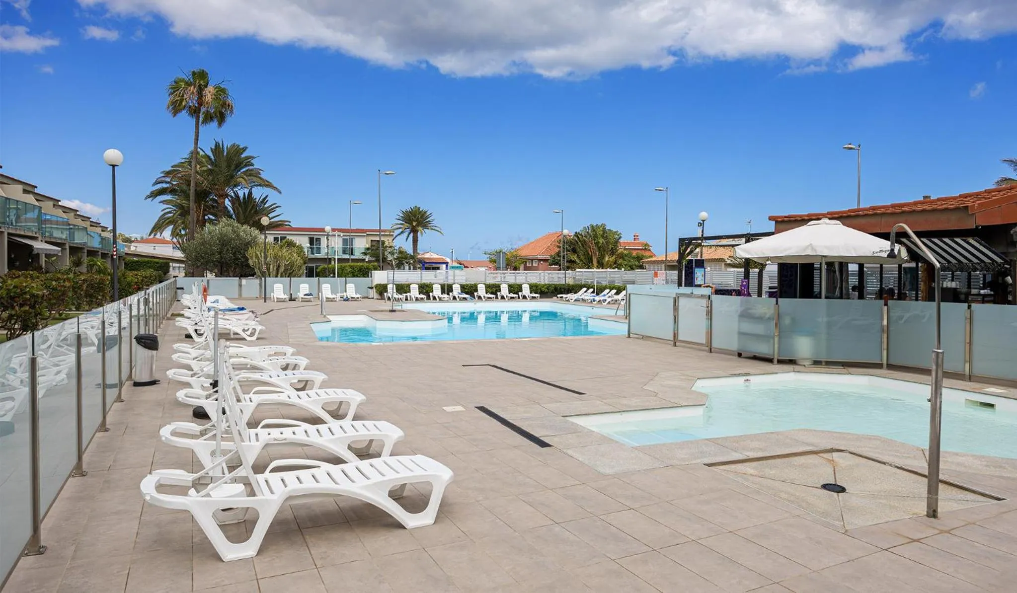 Pool view in Smartr Maspalomas Corinto