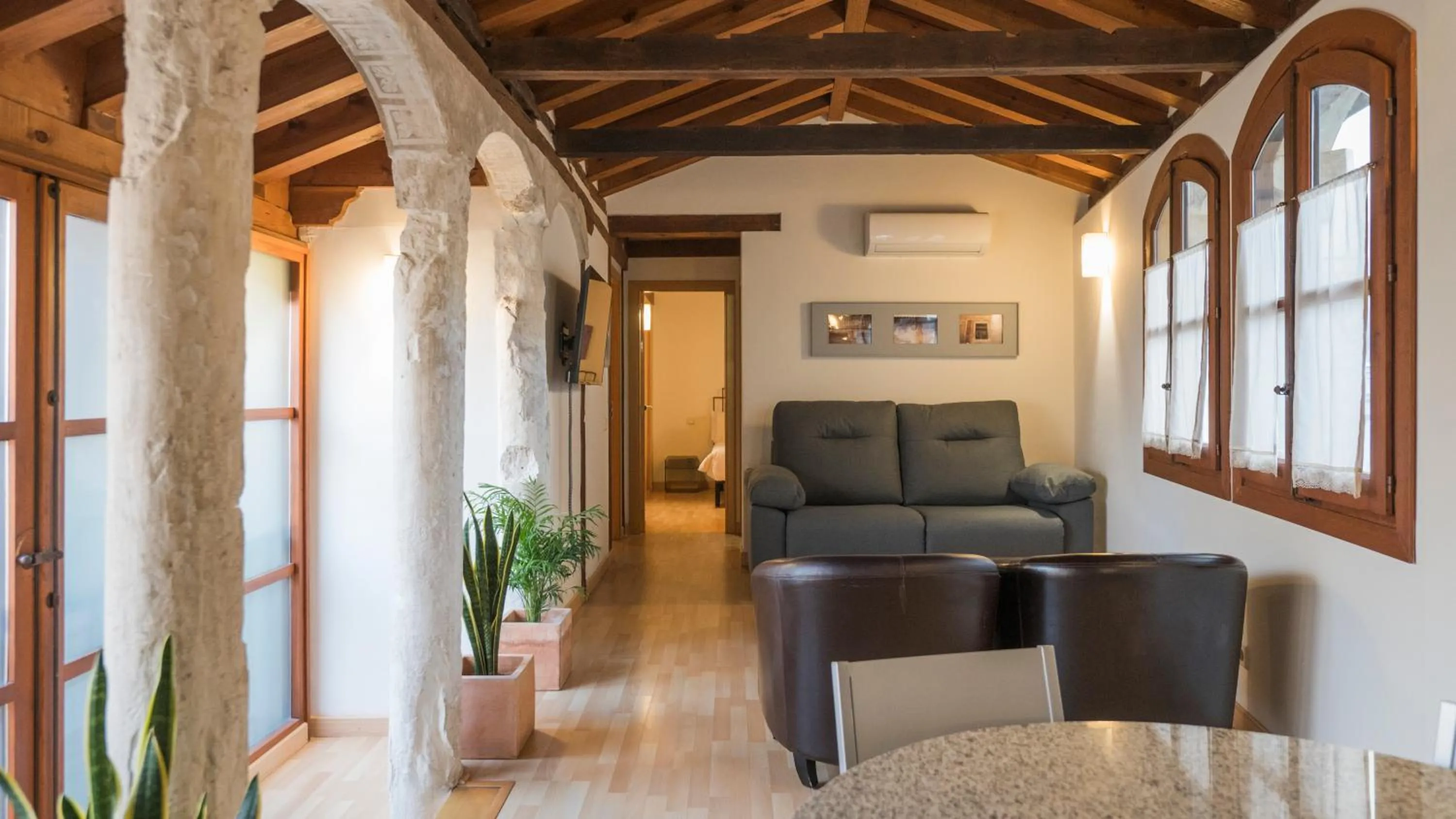 Living room in Casa de los Mozárabes by Toledo AP