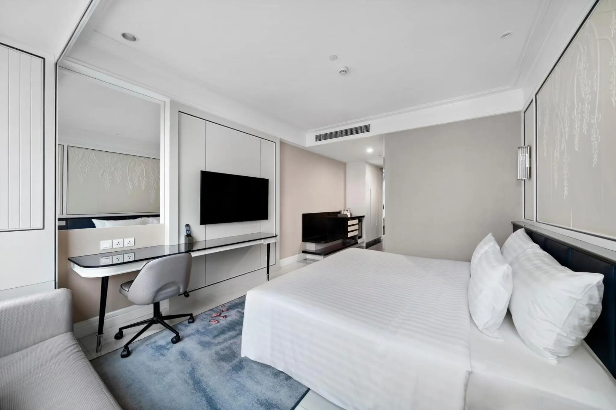 Guests, Bed in Grande Centre Point Sukhumvit 55 Thong Lo