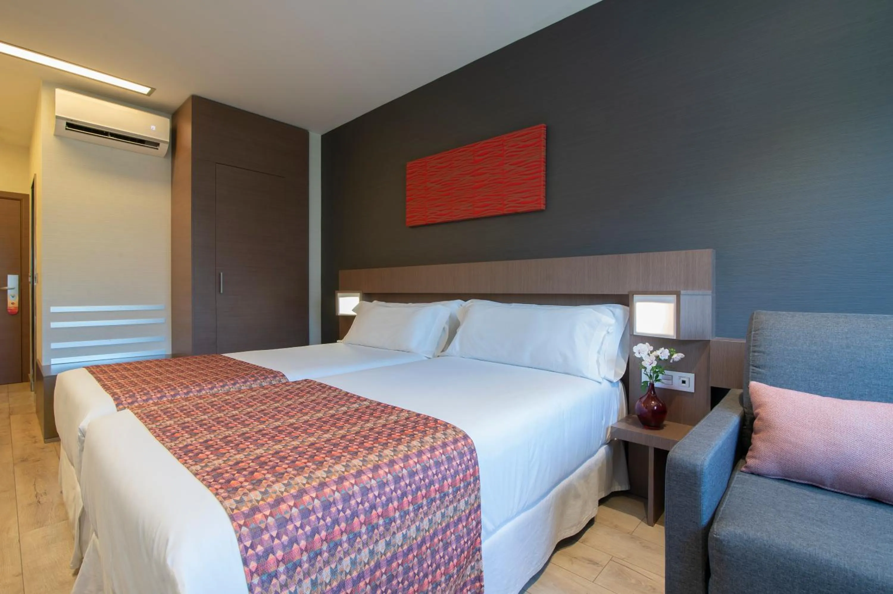 Photo of the whole room, Bed in Allegro Granada