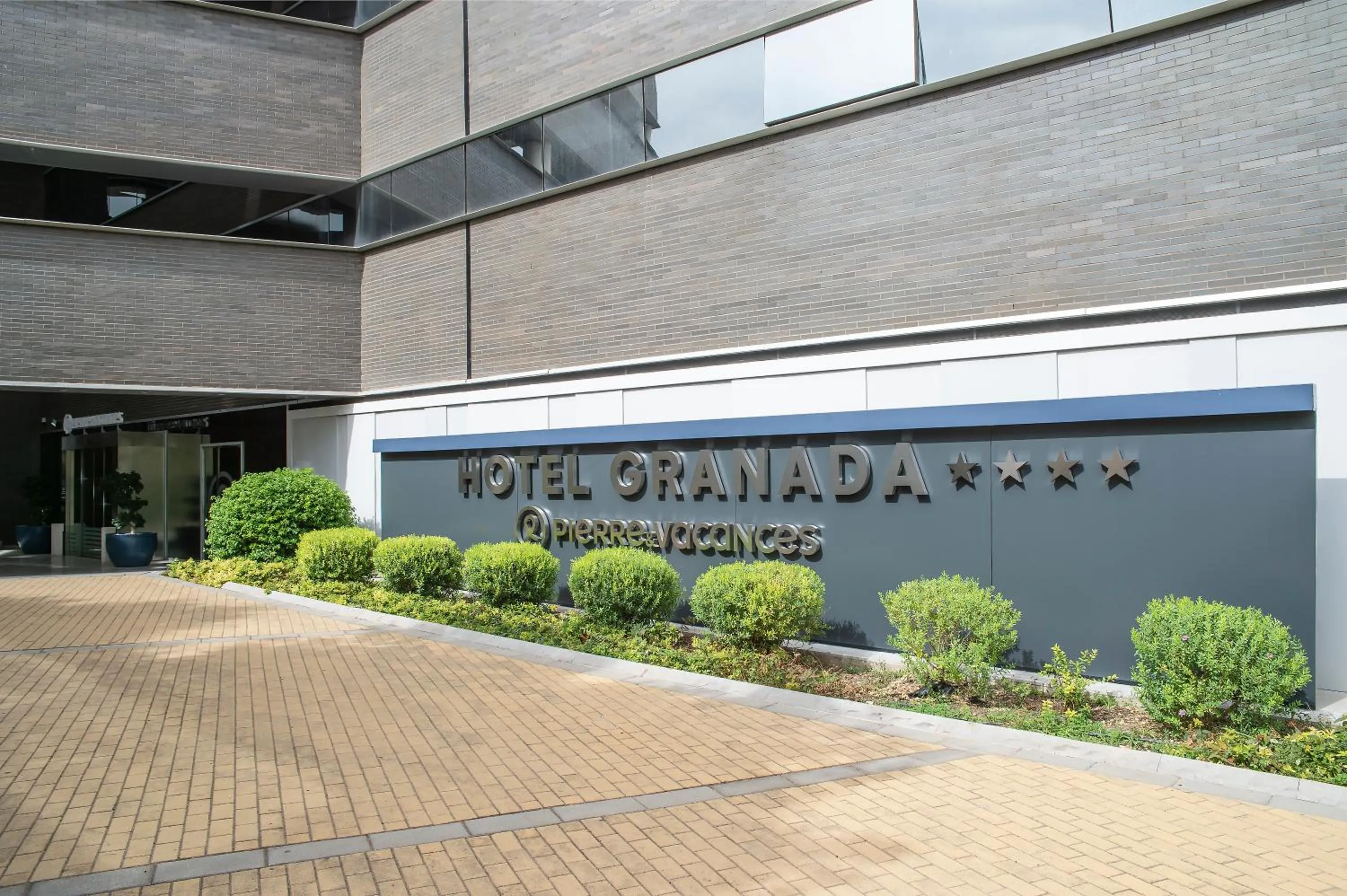 Facade/entrance in Allegro Granada