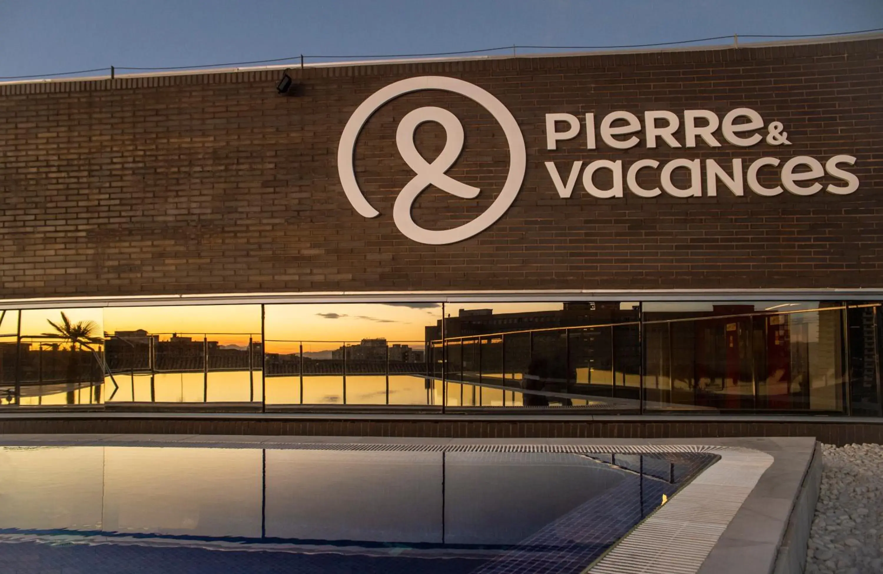 Swimming pool in Allegro Granada Swimming pool in Allegro Granada