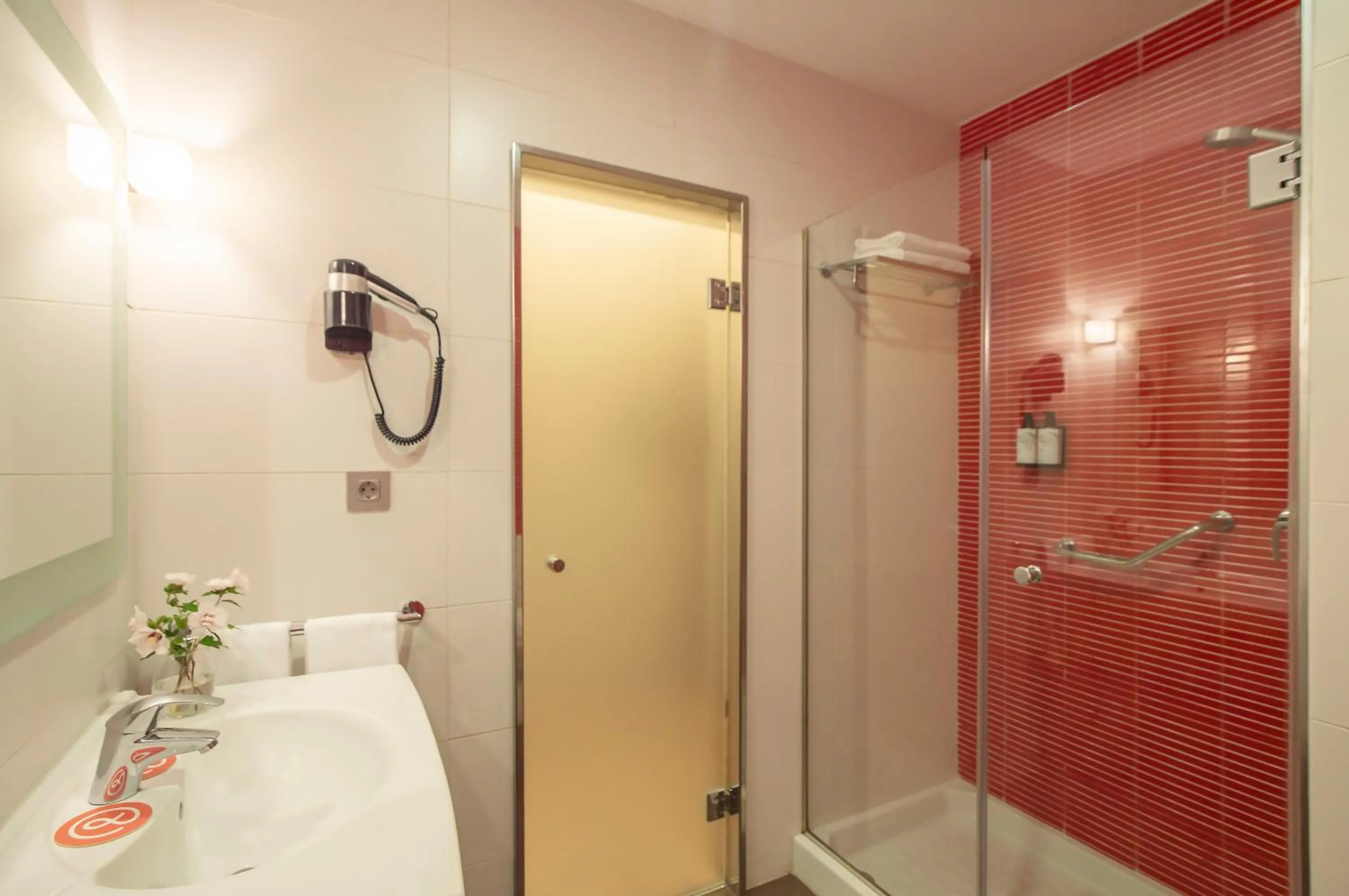 Shower in Allegro Granada