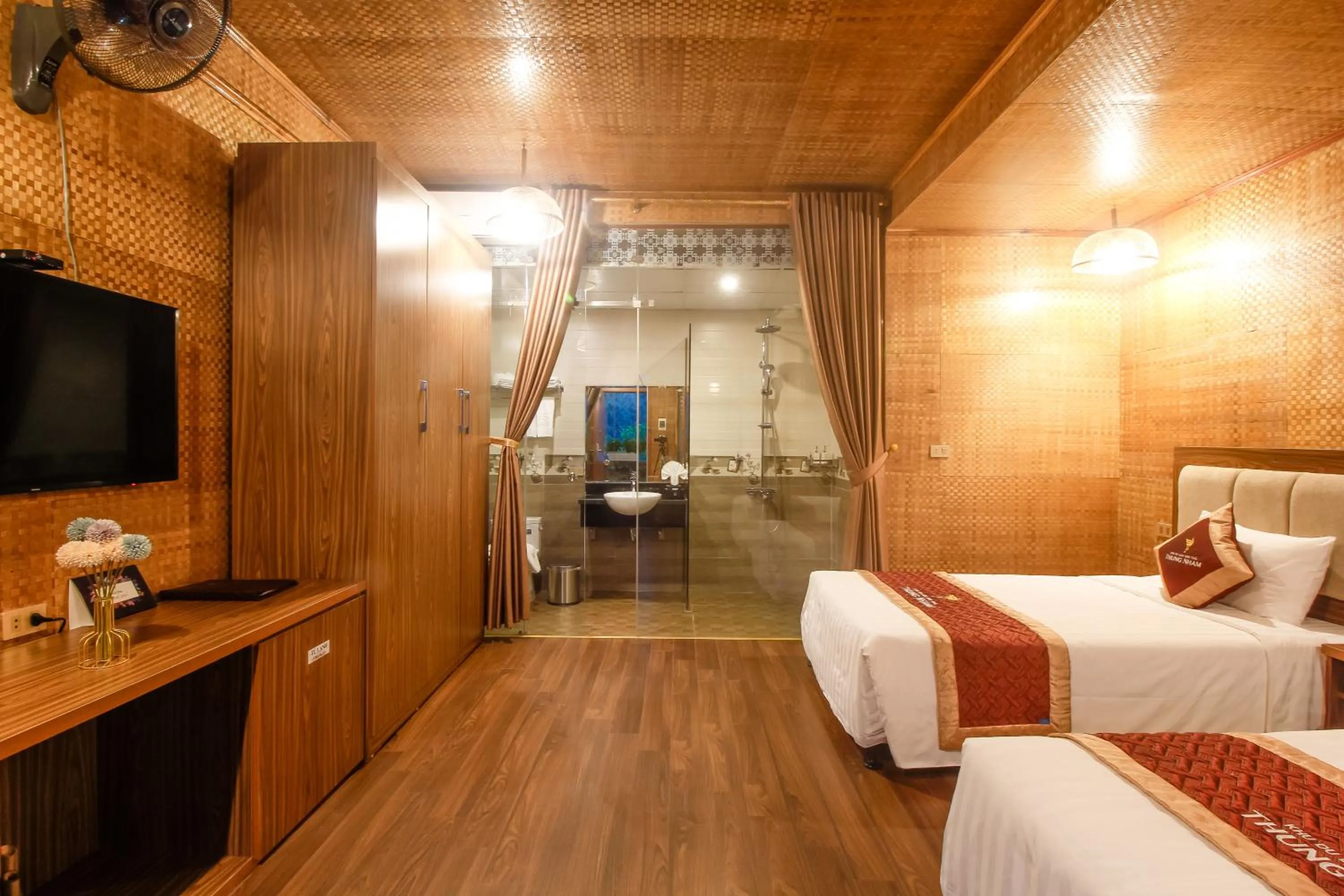 Shower, Bed in Thung Nham Resort