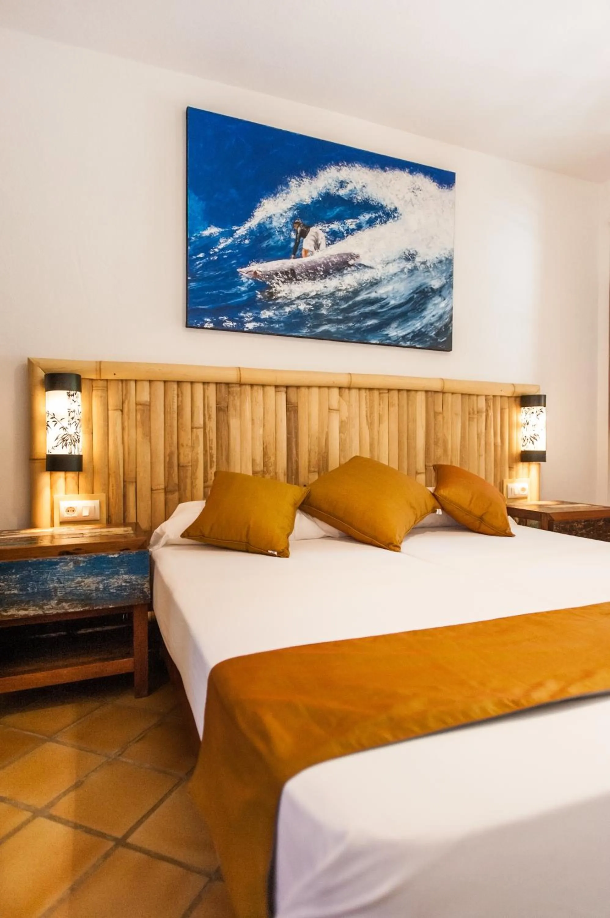 Photo of the whole room, Bed in 100% Fun