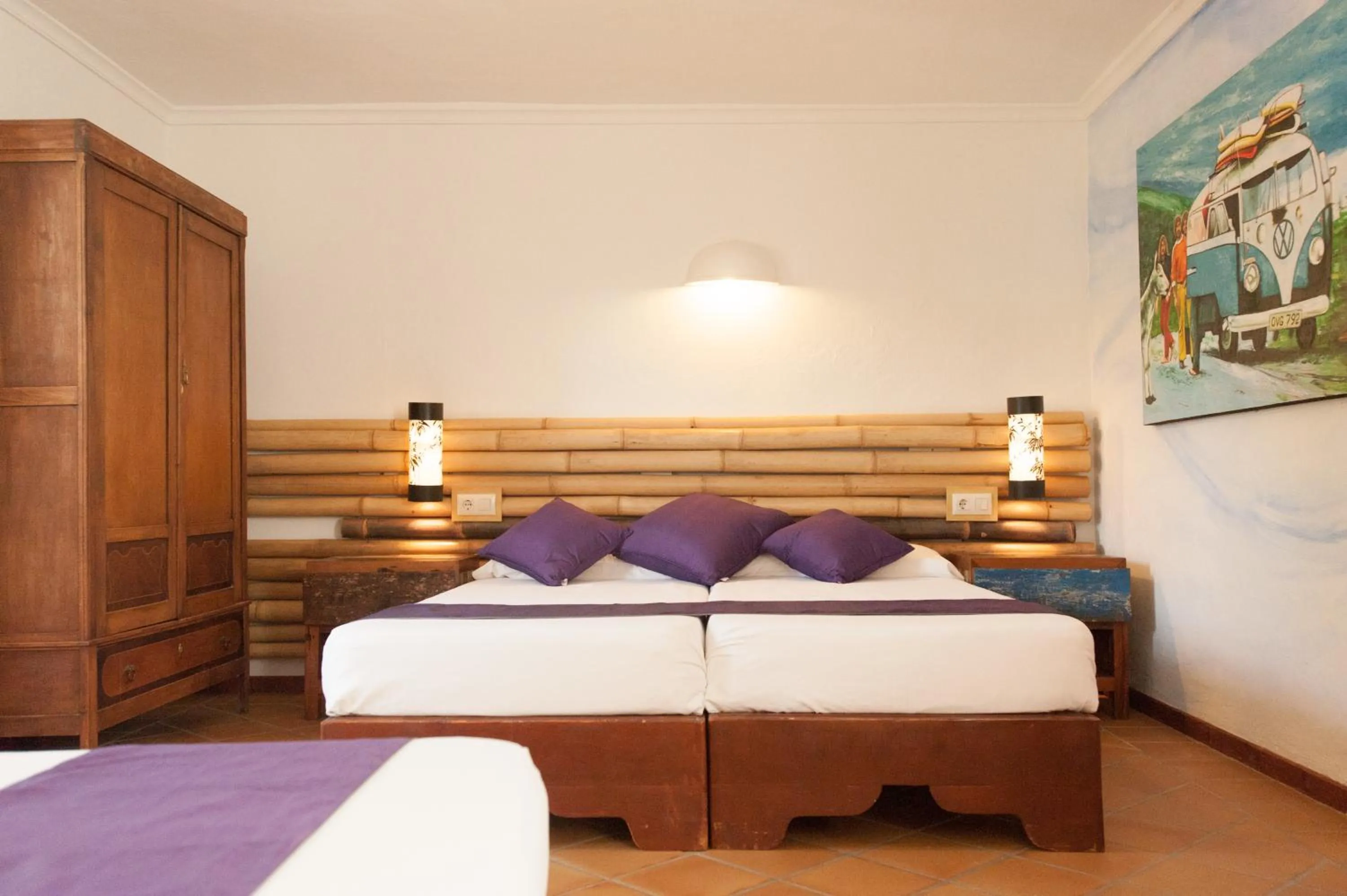 Photo of the whole room, Bed in 100% Fun