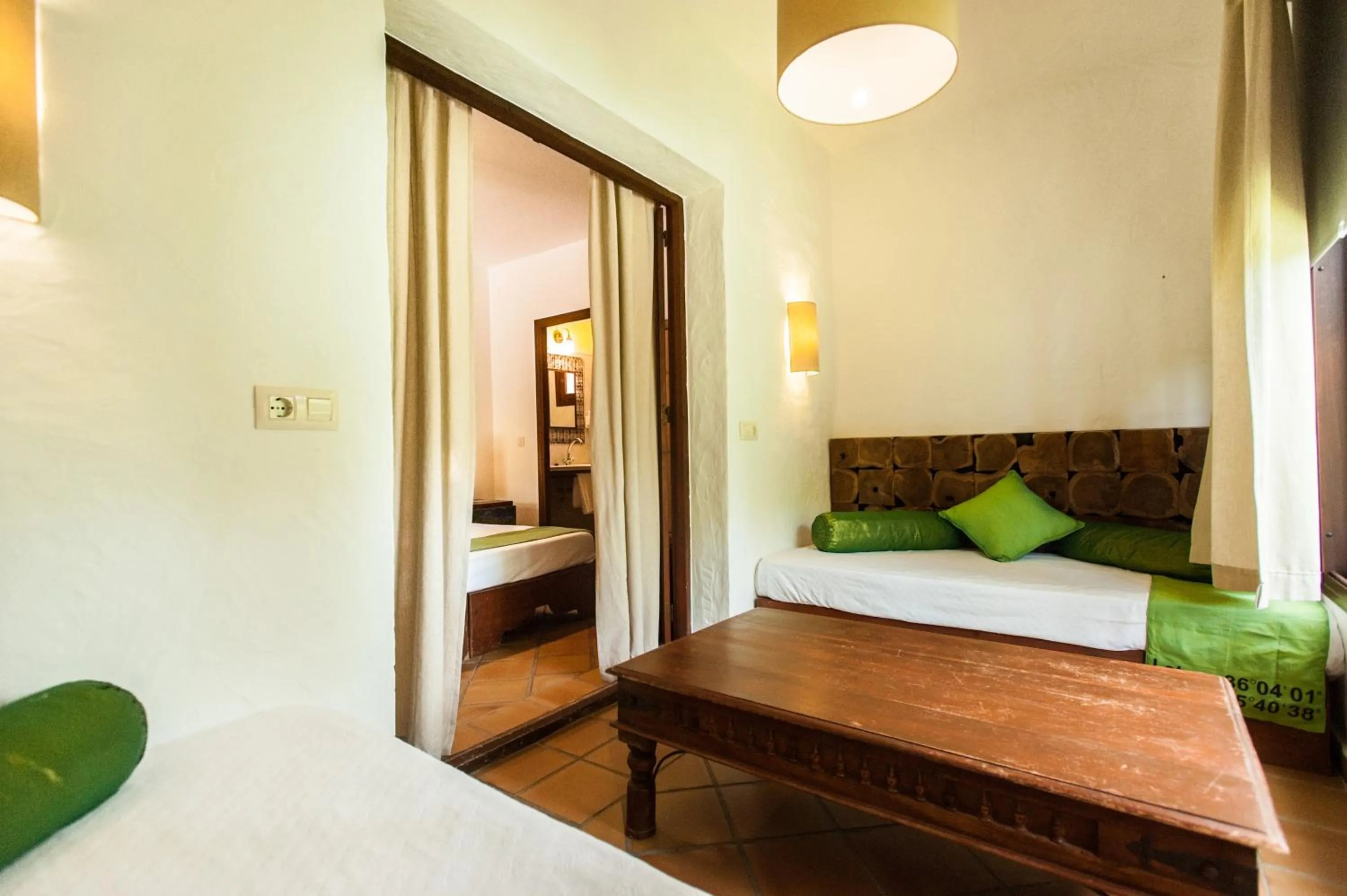 Photo of the whole room, Bed in 100% Fun